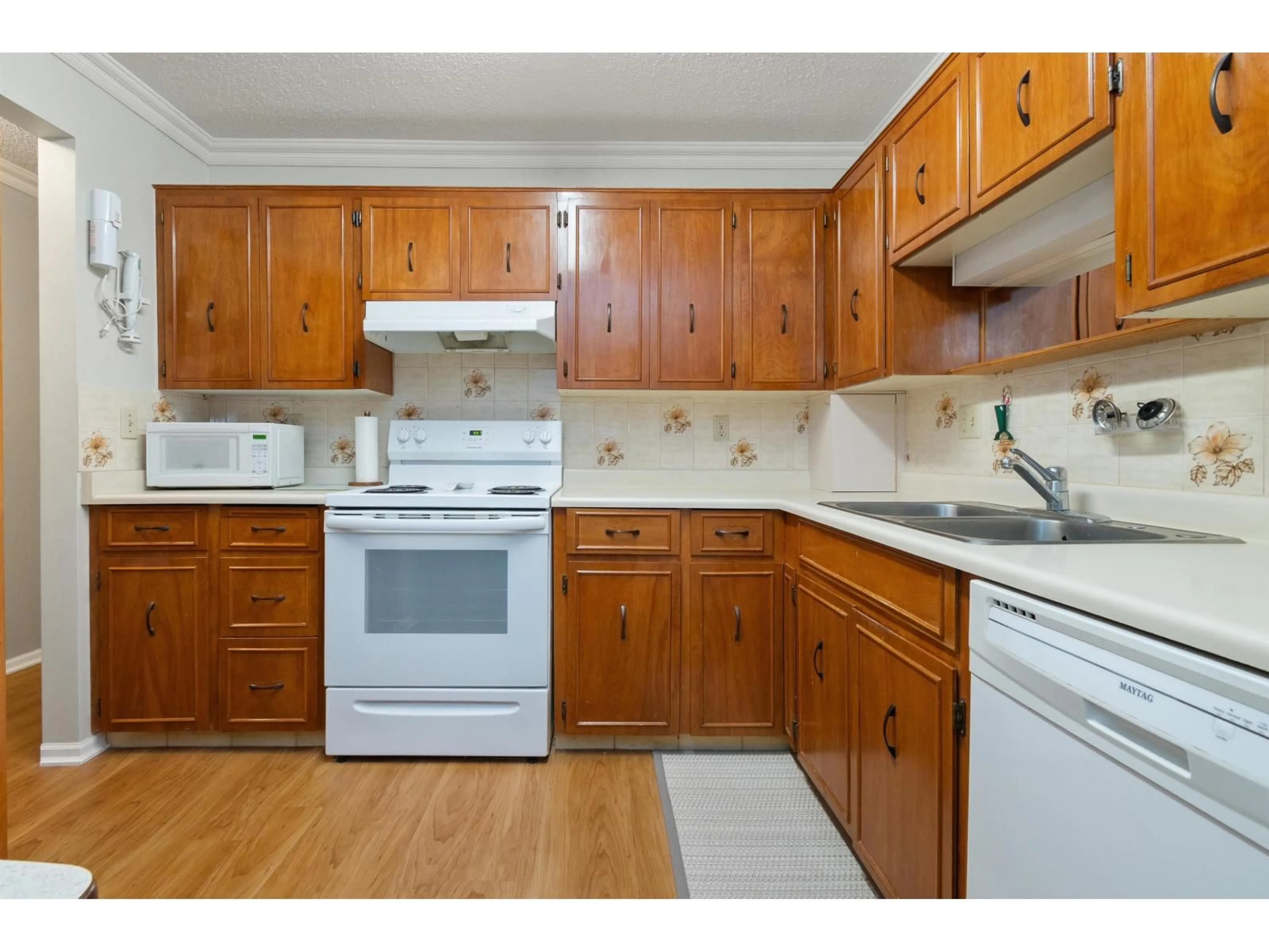 Standard kitchen, wood/laminate floor for 207 - 32089 OLD YALE ROAD, Abbotsford British Columbia V2T2C8