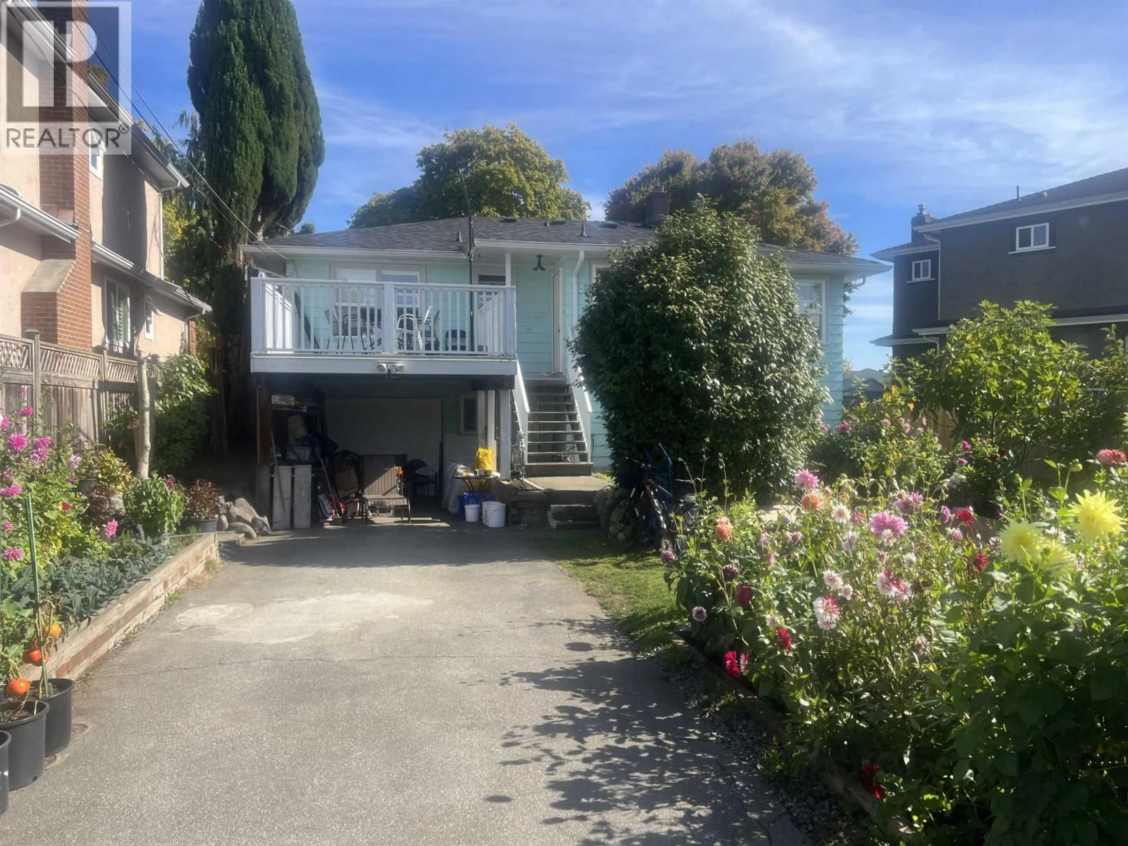 A pic from outside/outdoor area/front of a property/back of a property/a pic from drone, street for 5491 ELIZABETH STREET, Vancouver British Columbia V5X3M3