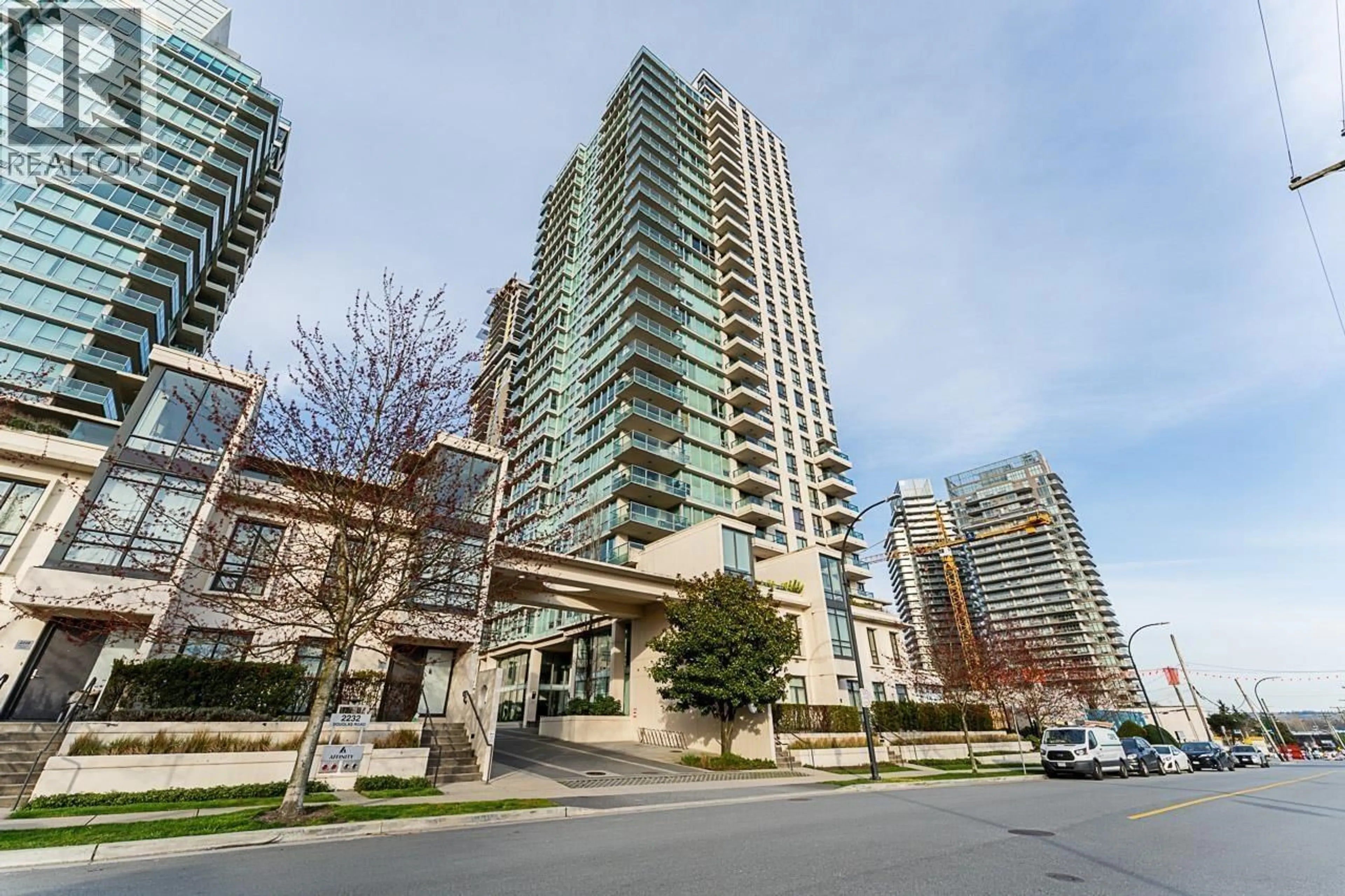 Patio, street for 905 - 2232 DOUGLAS ROAD, Burnaby British Columbia V5C0G9