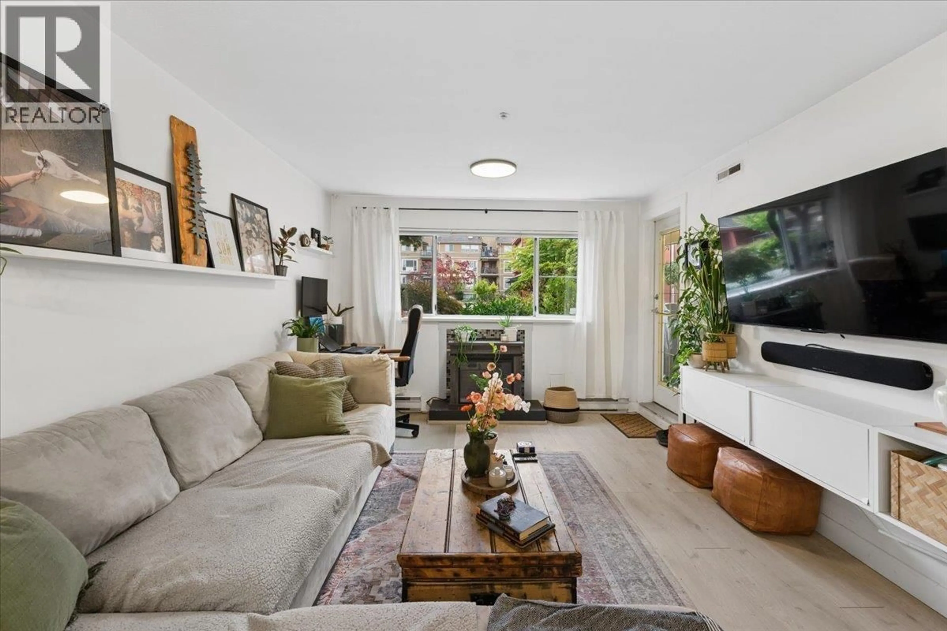 Living room with furniture, unknown for 121 - 3 RIALTO COURT, New Westminster British Columbia V3M6P2