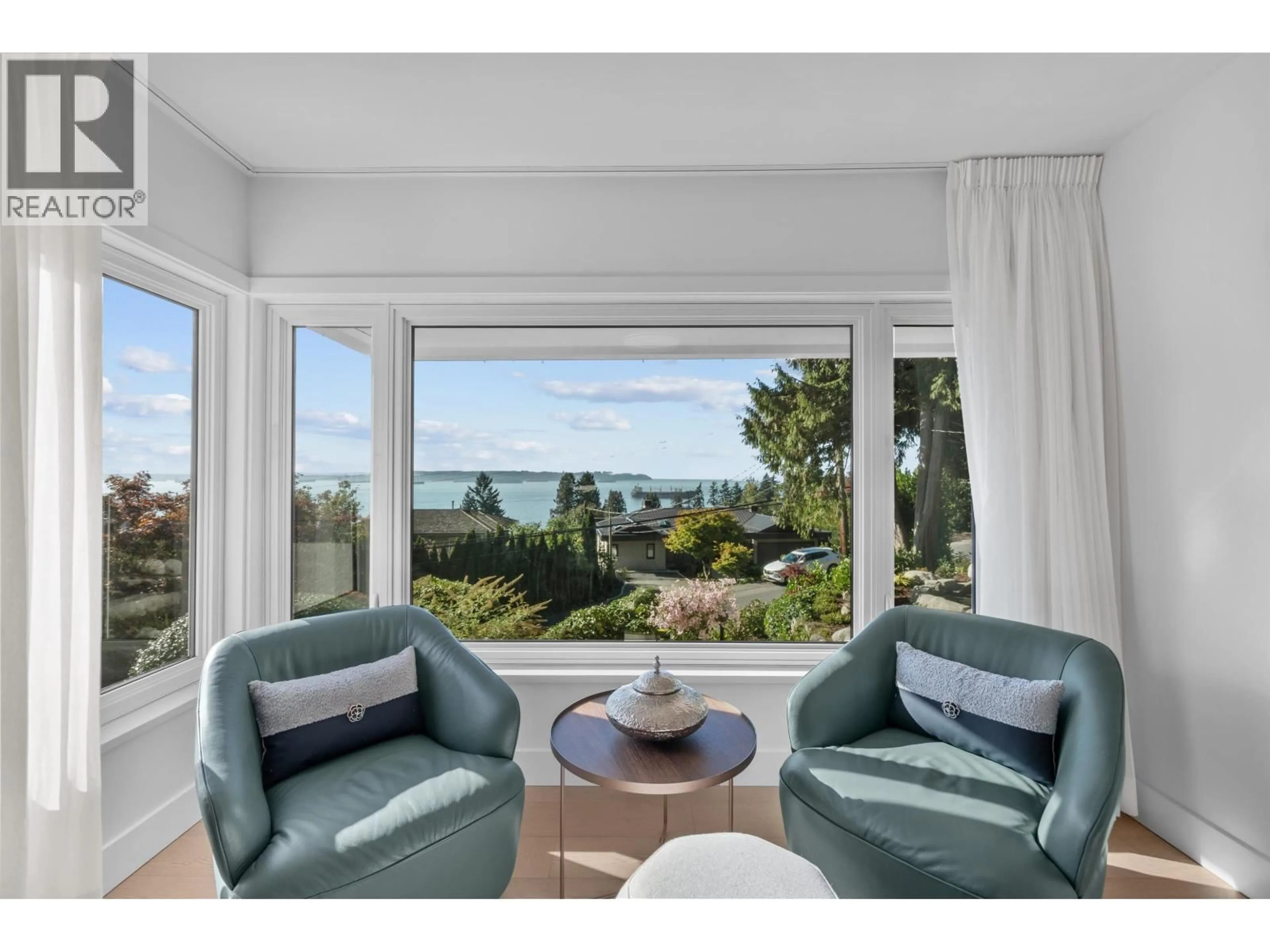 Living room with furniture, unknown for 3381 MATHERS AVENUE, West Vancouver British Columbia V7V2K6
