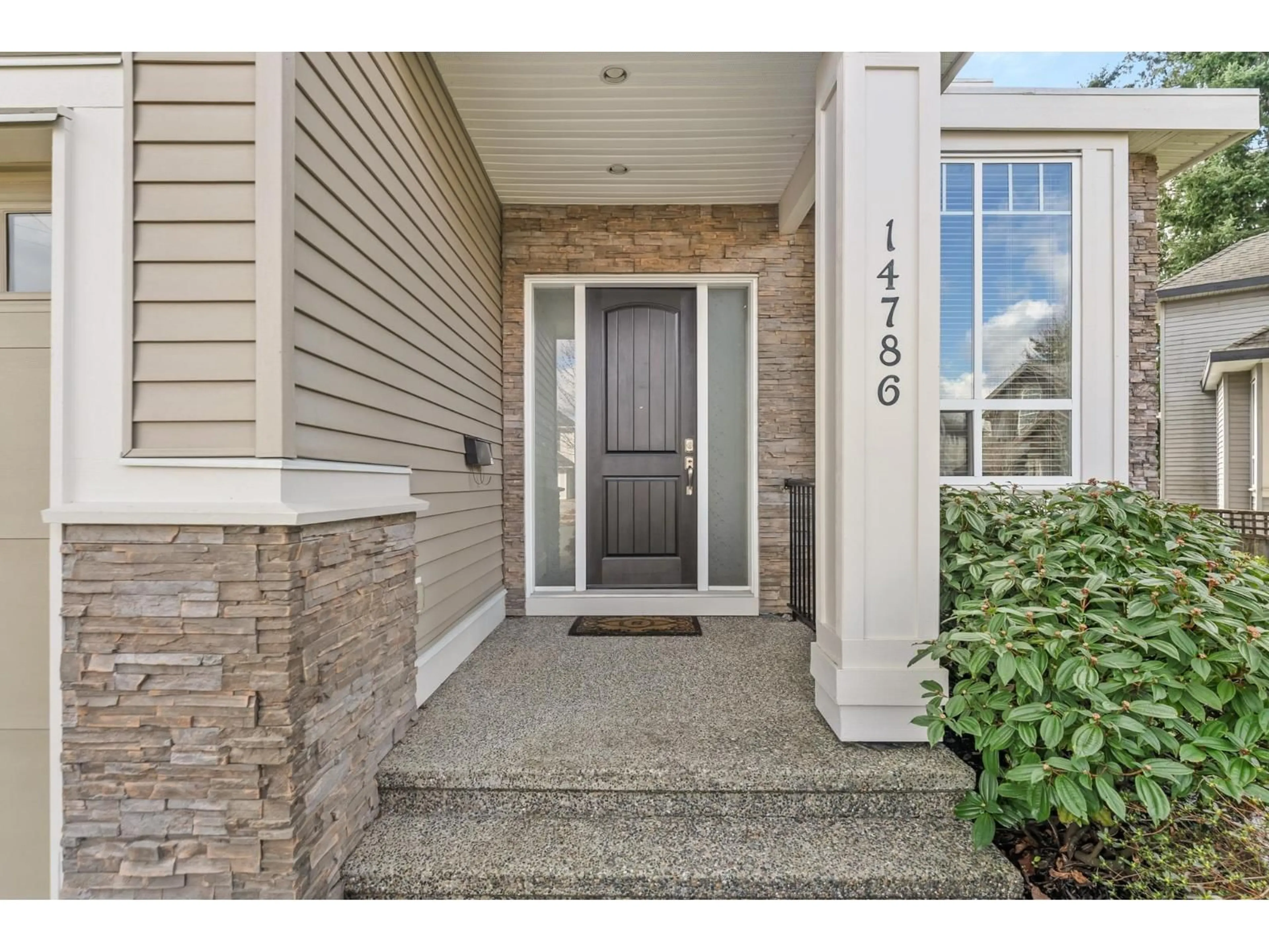Indoor entryway for 14786 57A AVENUE, Surrey British Columbia V3S3B7