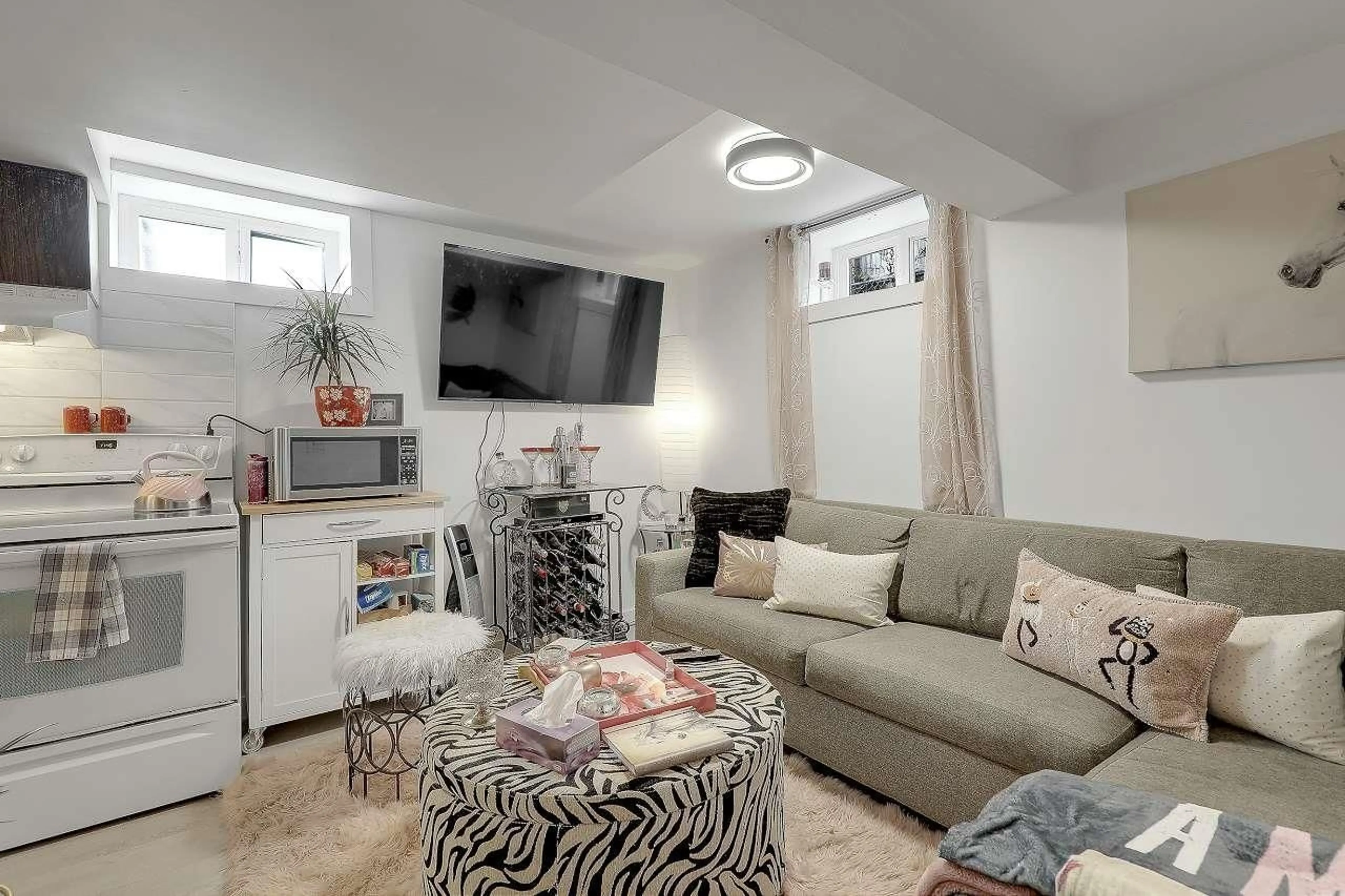Living room with furniture, unknown for 45870 HENLEY AVENUE, Chilliwack British Columbia V2P3J9