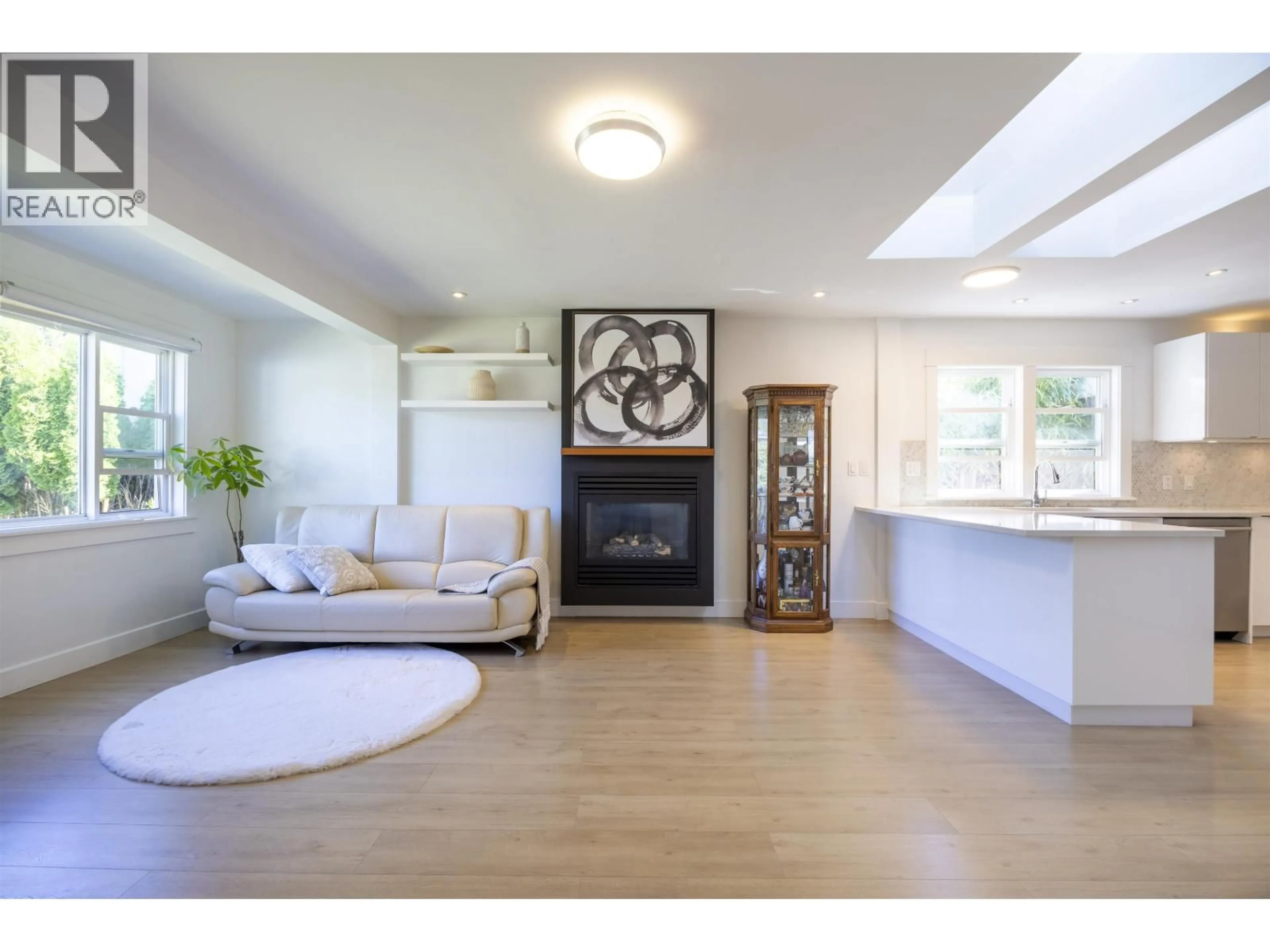 Living room with furniture, wood/laminate floor for 931 SPERLING AVENUE, Burnaby British Columbia V5B4H7
