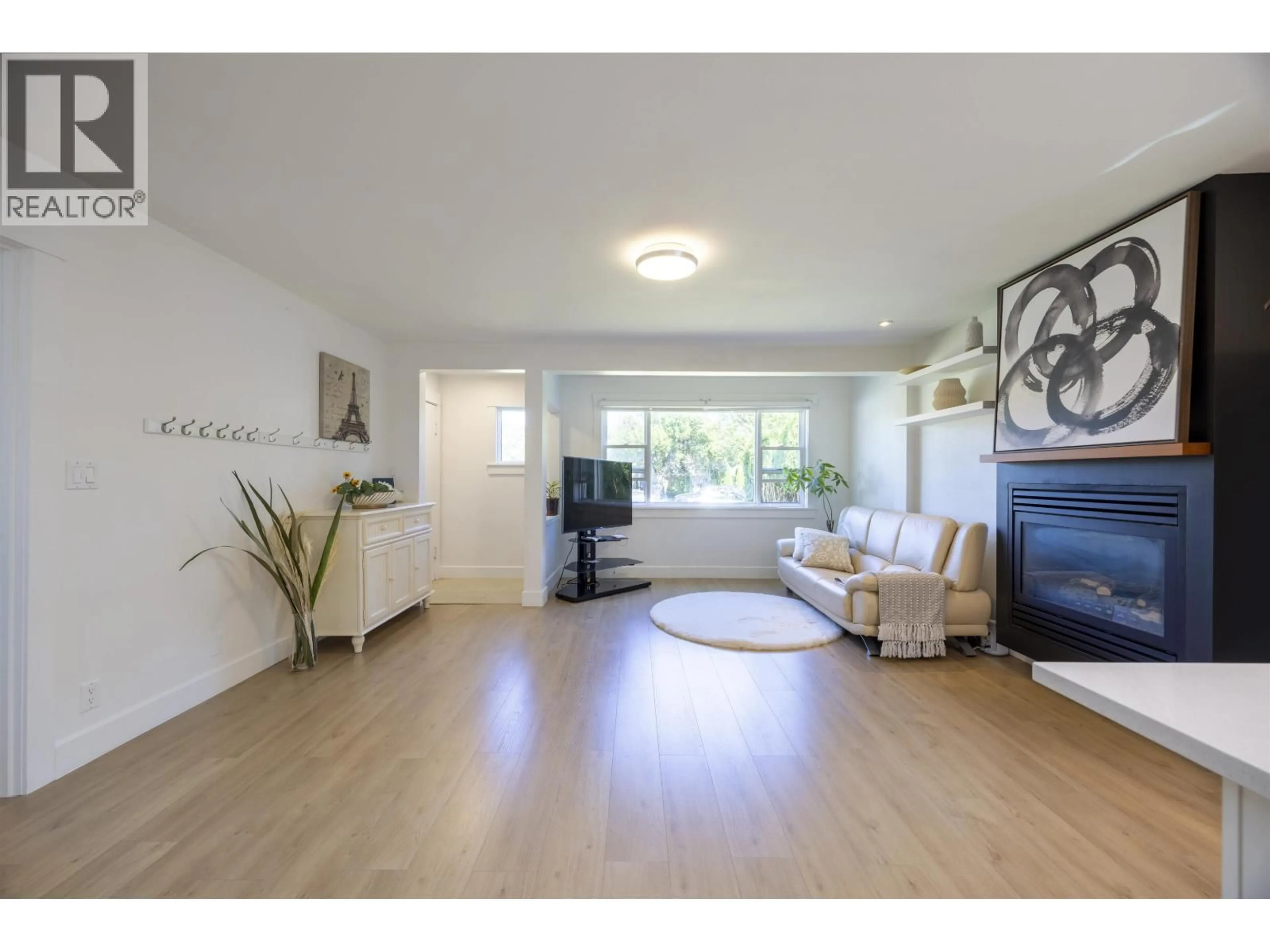 Living room with furniture, wood/laminate floor for 931 SPERLING AVENUE, Burnaby British Columbia V5B4H7