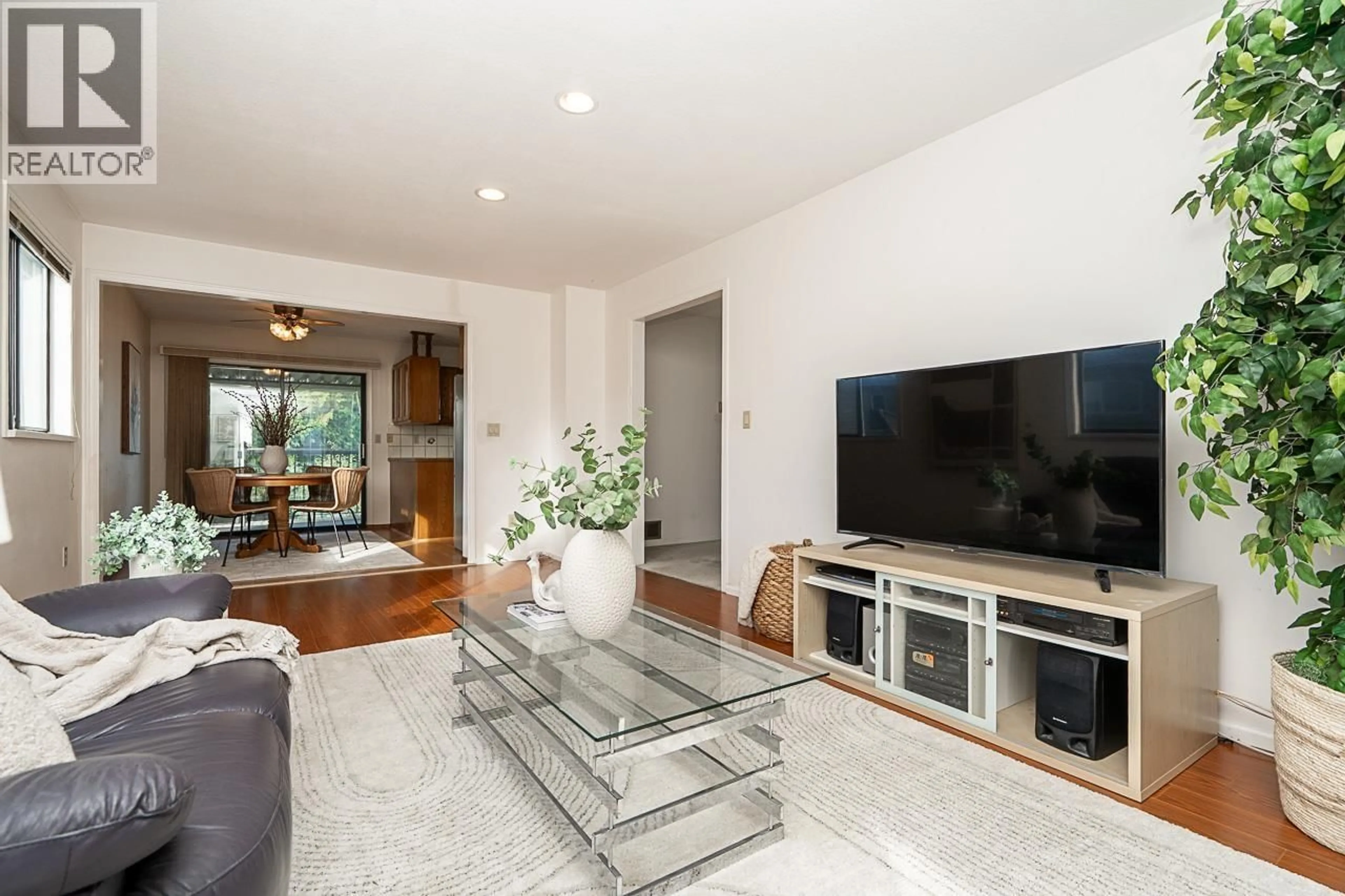 Living room with furniture, unknown for 6760 LAKEVIEW AVENUE, Burnaby British Columbia V5E2P4