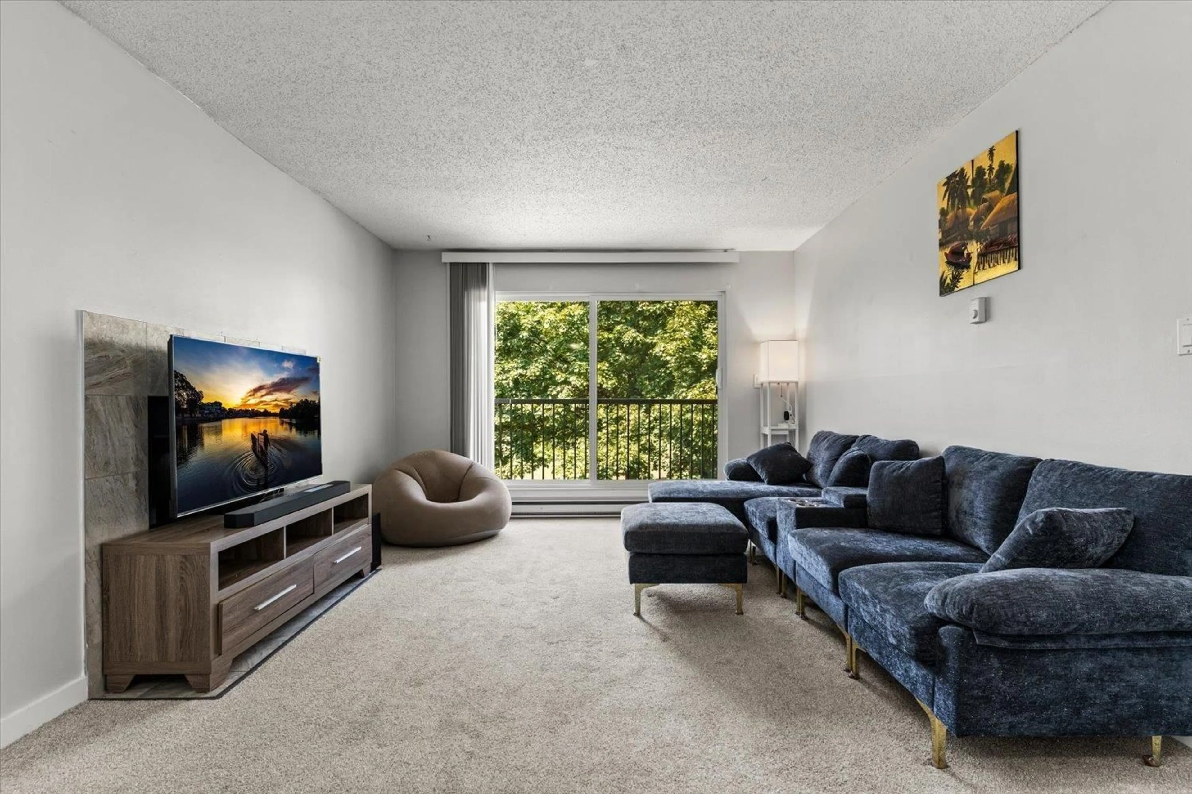 Living room with furniture, carpet floor for 111 - 45598 MCINTOSH DRIVE, Chilliwack British Columbia V2P7J3