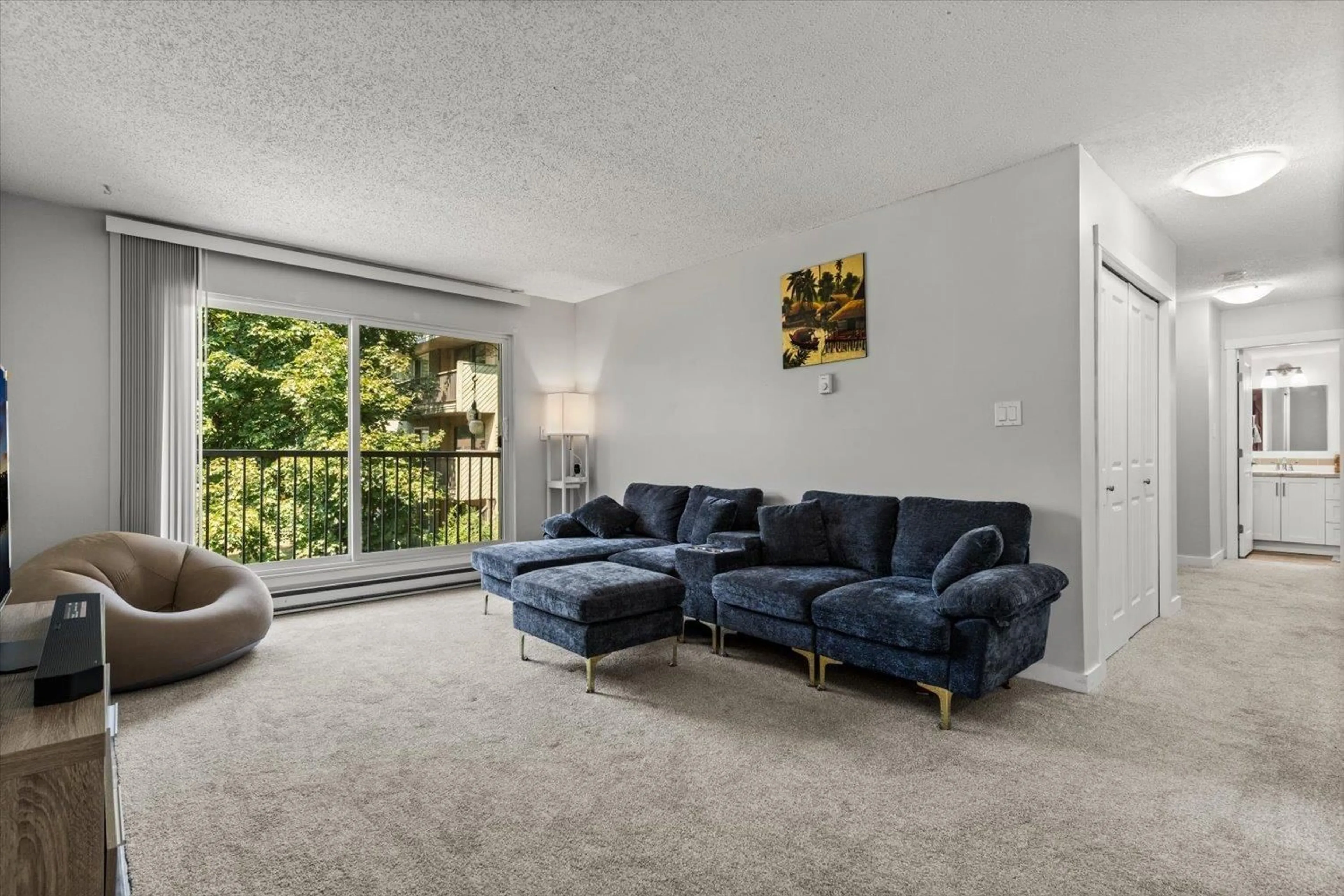 Living room with furniture, carpet floor for 111 - 45598 MCINTOSH DRIVE, Chilliwack British Columbia V2P7J3