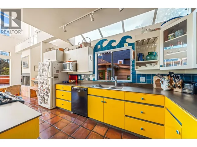 1855 WHYTE AVENUE, Vancouver 4