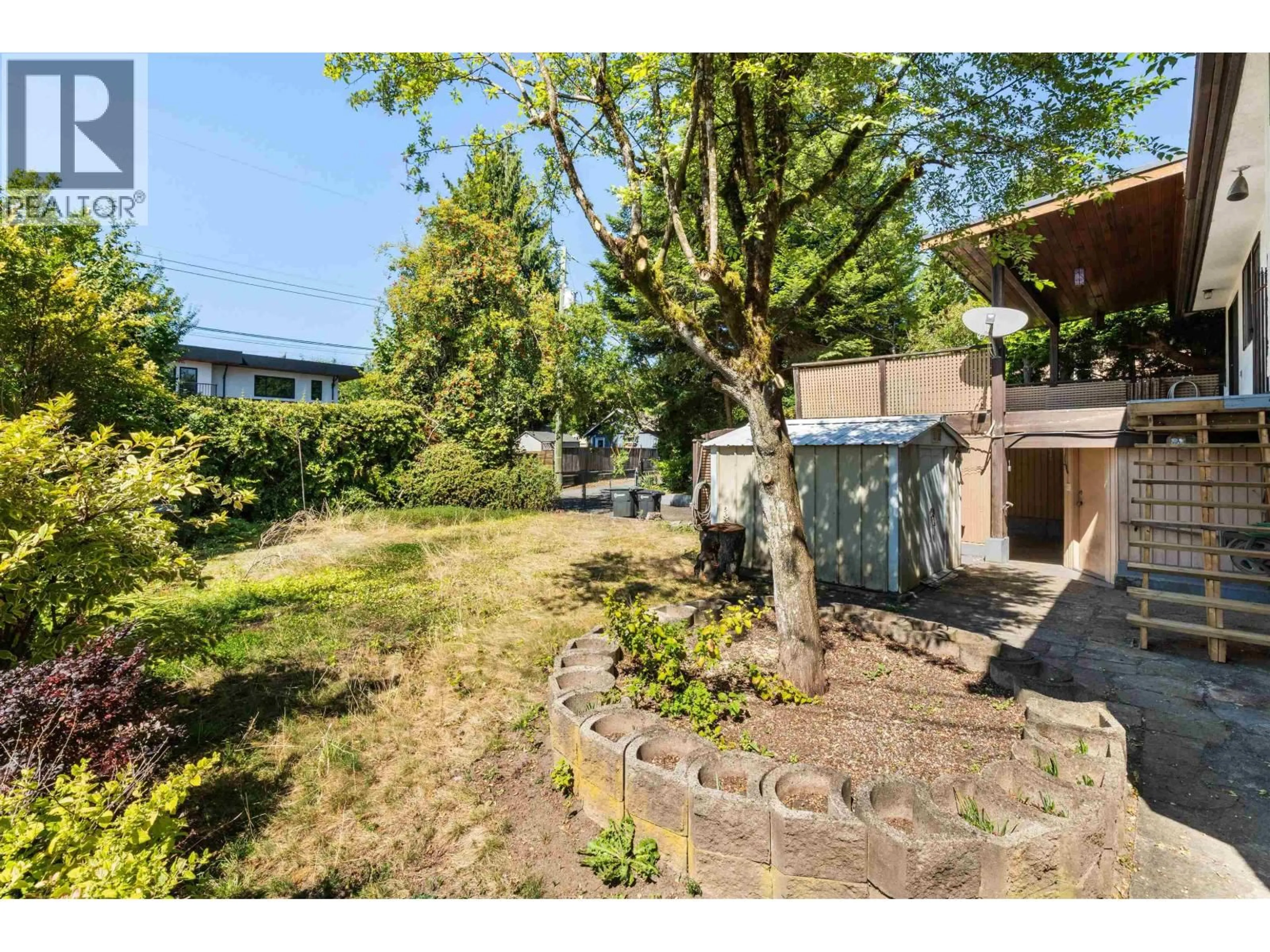 Patio, street for 2019 PAULUS CRESCENT, Burnaby British Columbia V5A2M2