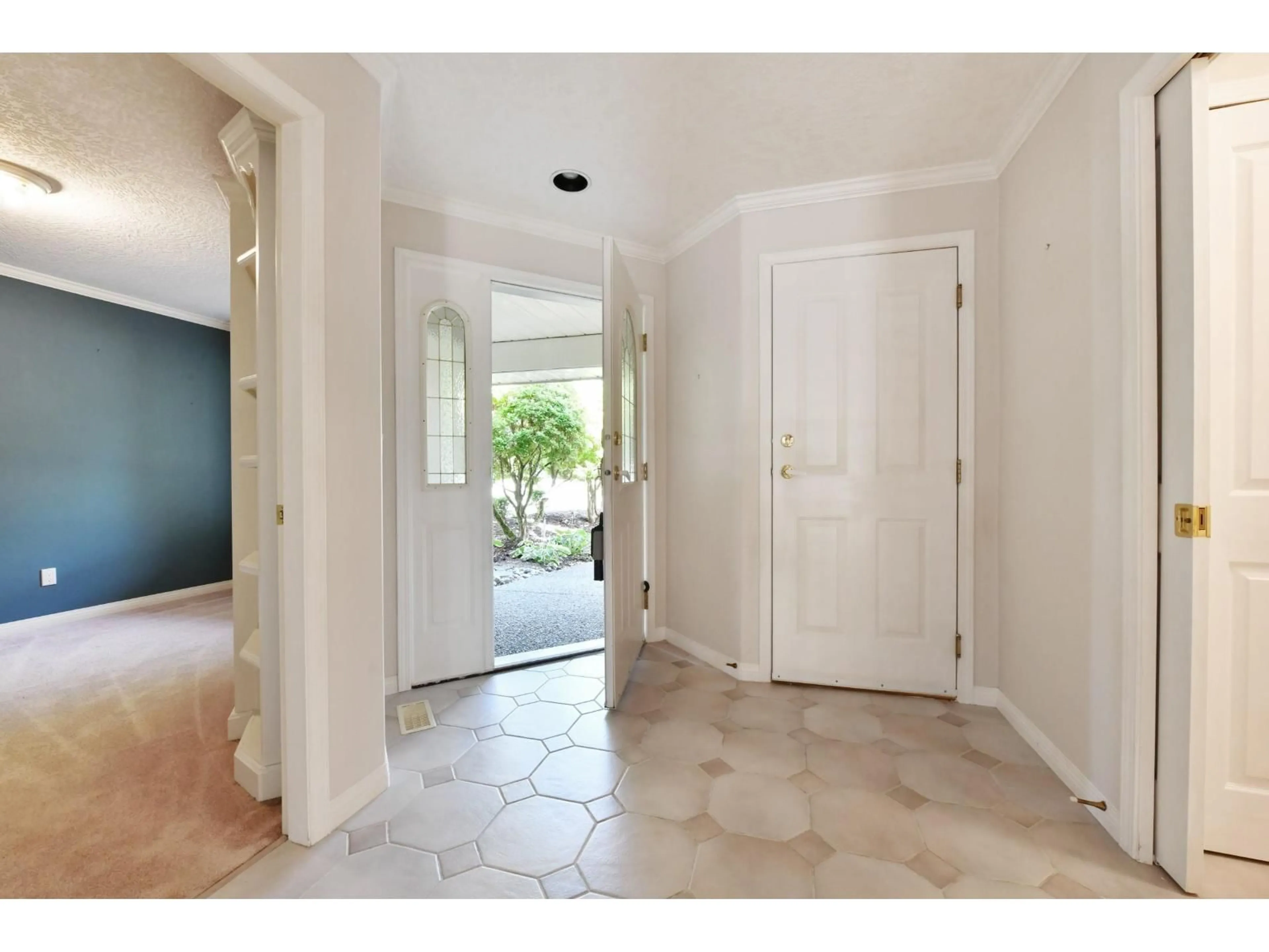 Indoor entryway for 136 - 4001 OLD CLAYBURN ROAD, Abbotsford British Columbia V3G1C5
