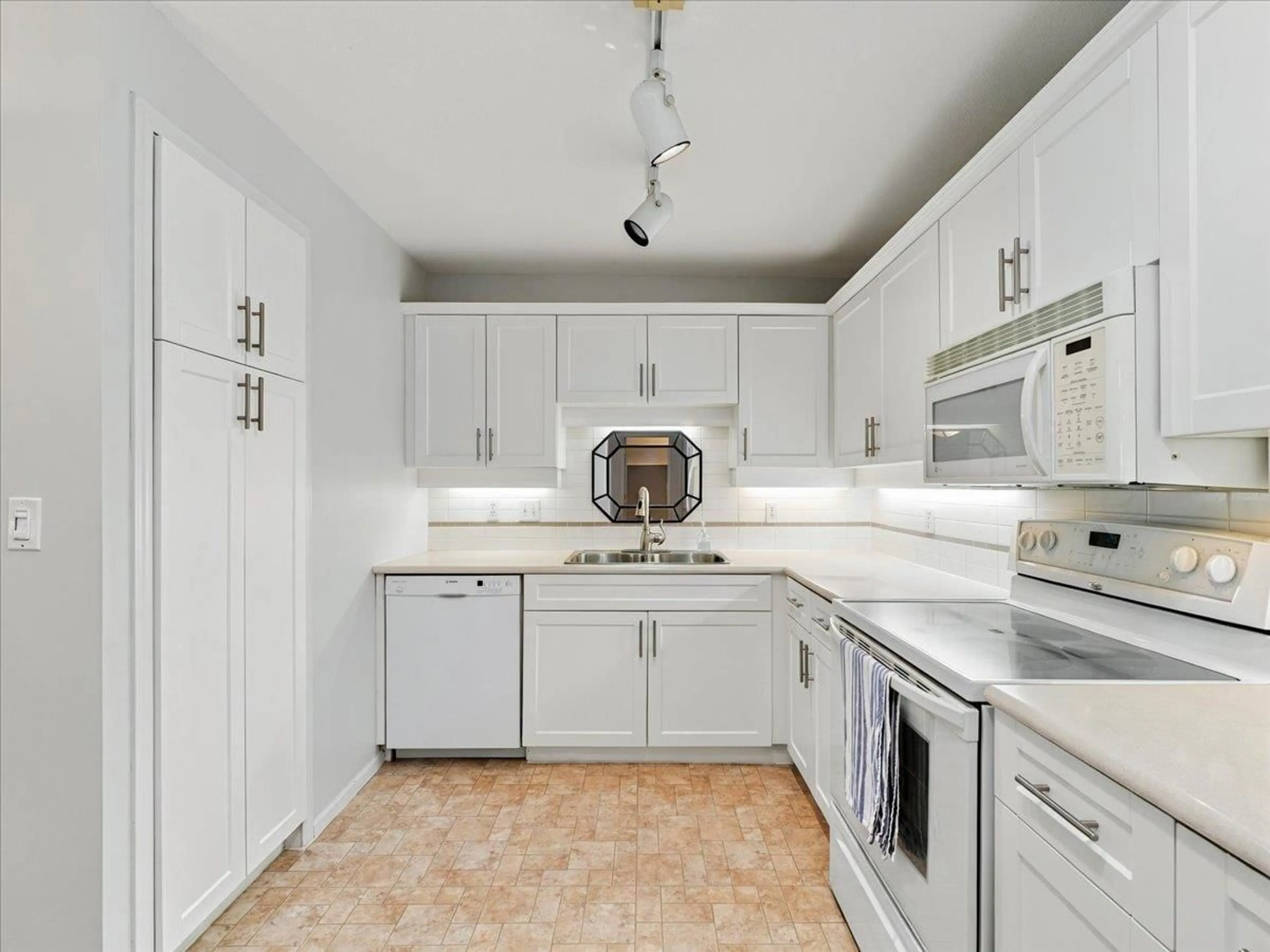 Standard kitchen, unknown for 104 - 20217 MICHAUD CRESCENT, Langley British Columbia V3A8L1