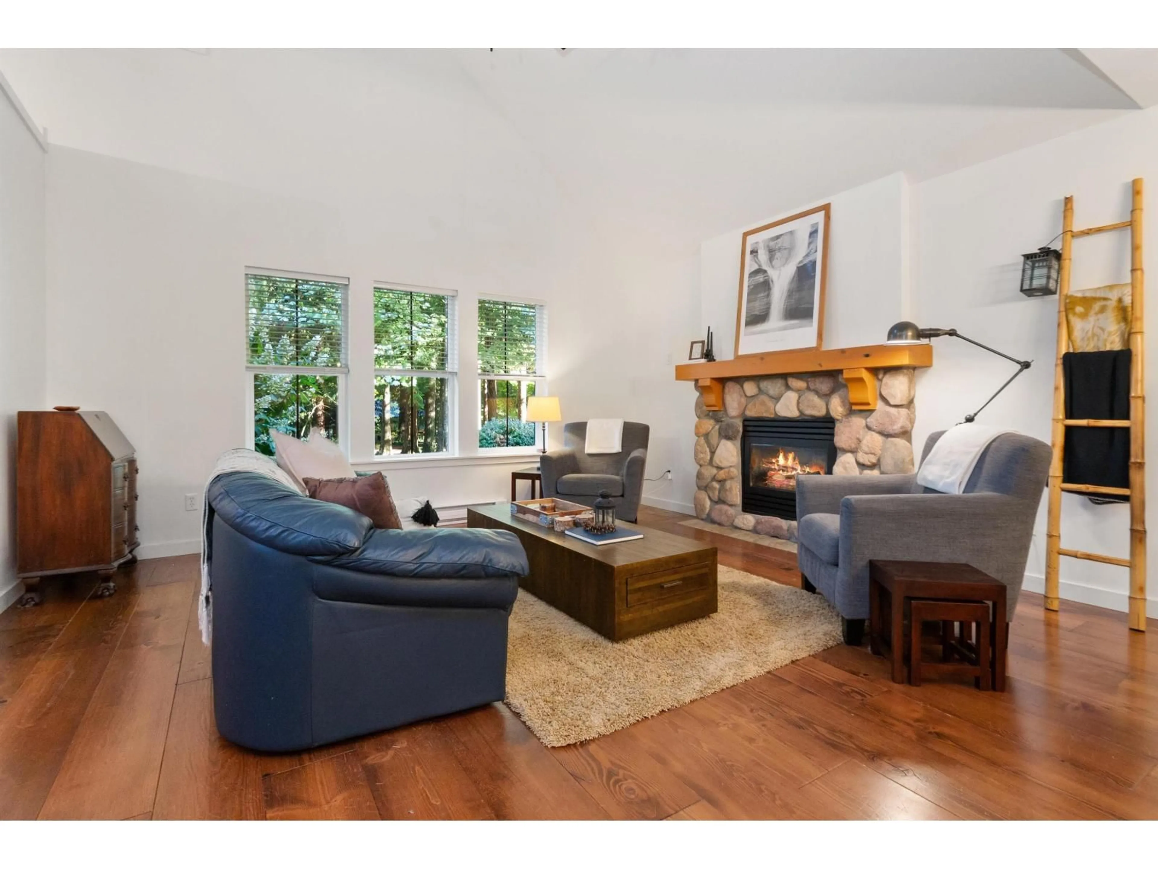 Living room with furniture, wood/laminate floor for 1825 MOSSY GREEN WAY, Lindell Beach British Columbia V2R0E1