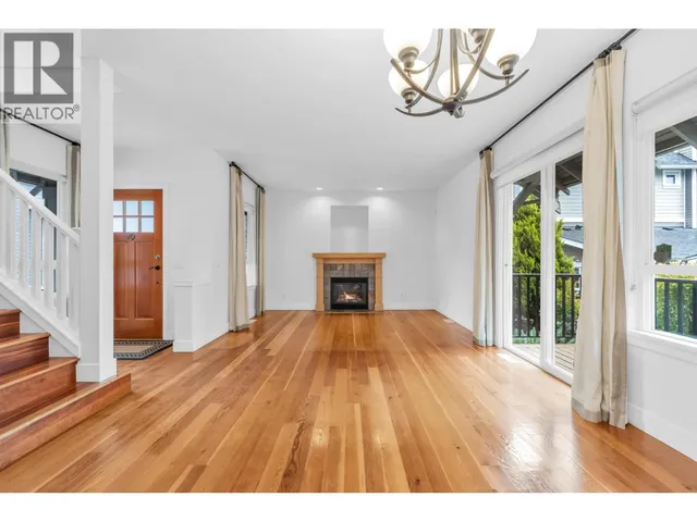 264 HOLLY AVENUE, New Westminster 4