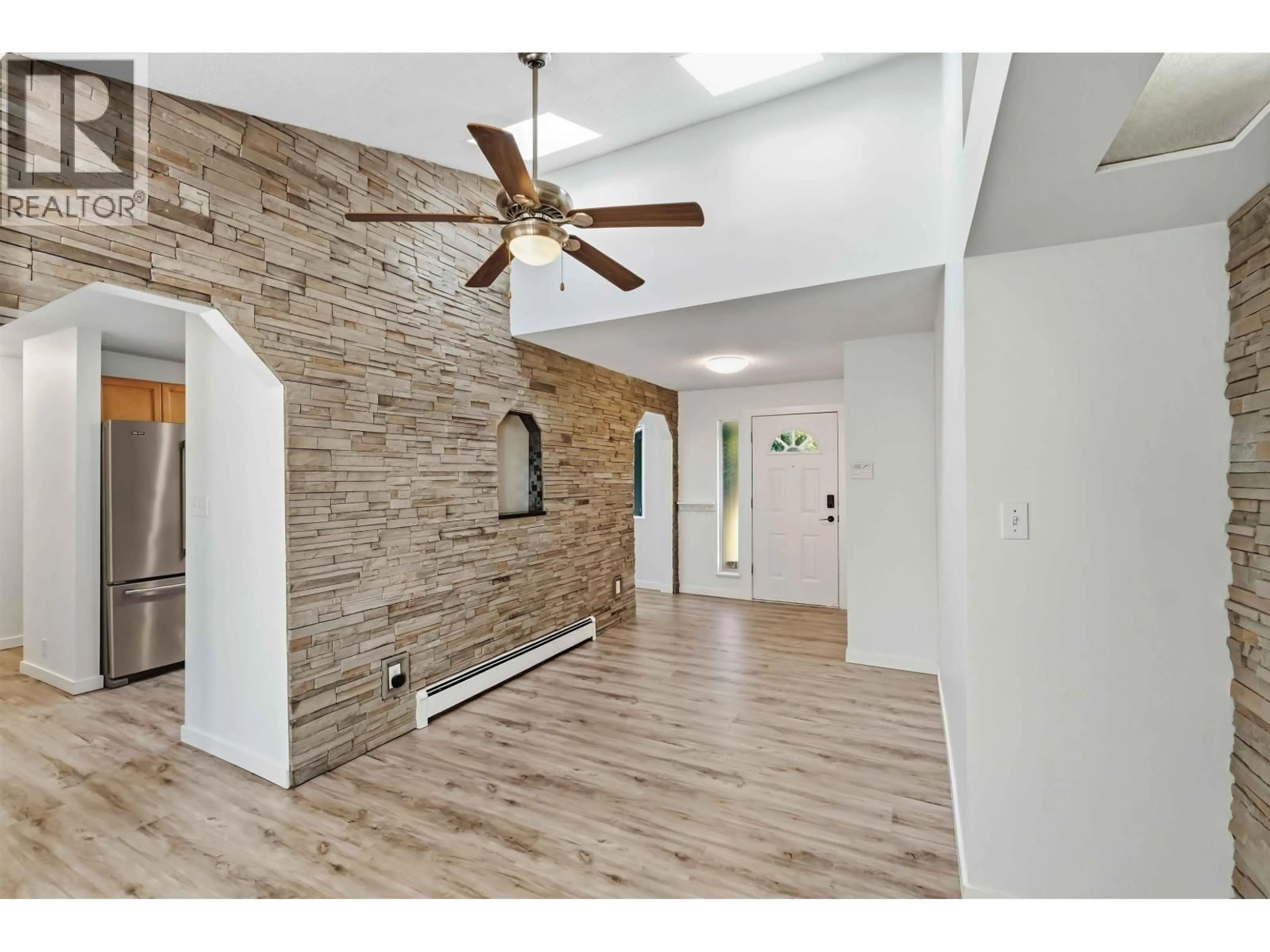 Indoor entryway for 20225 LORNE AVENUE, Maple Ridge British Columbia V2X1E9