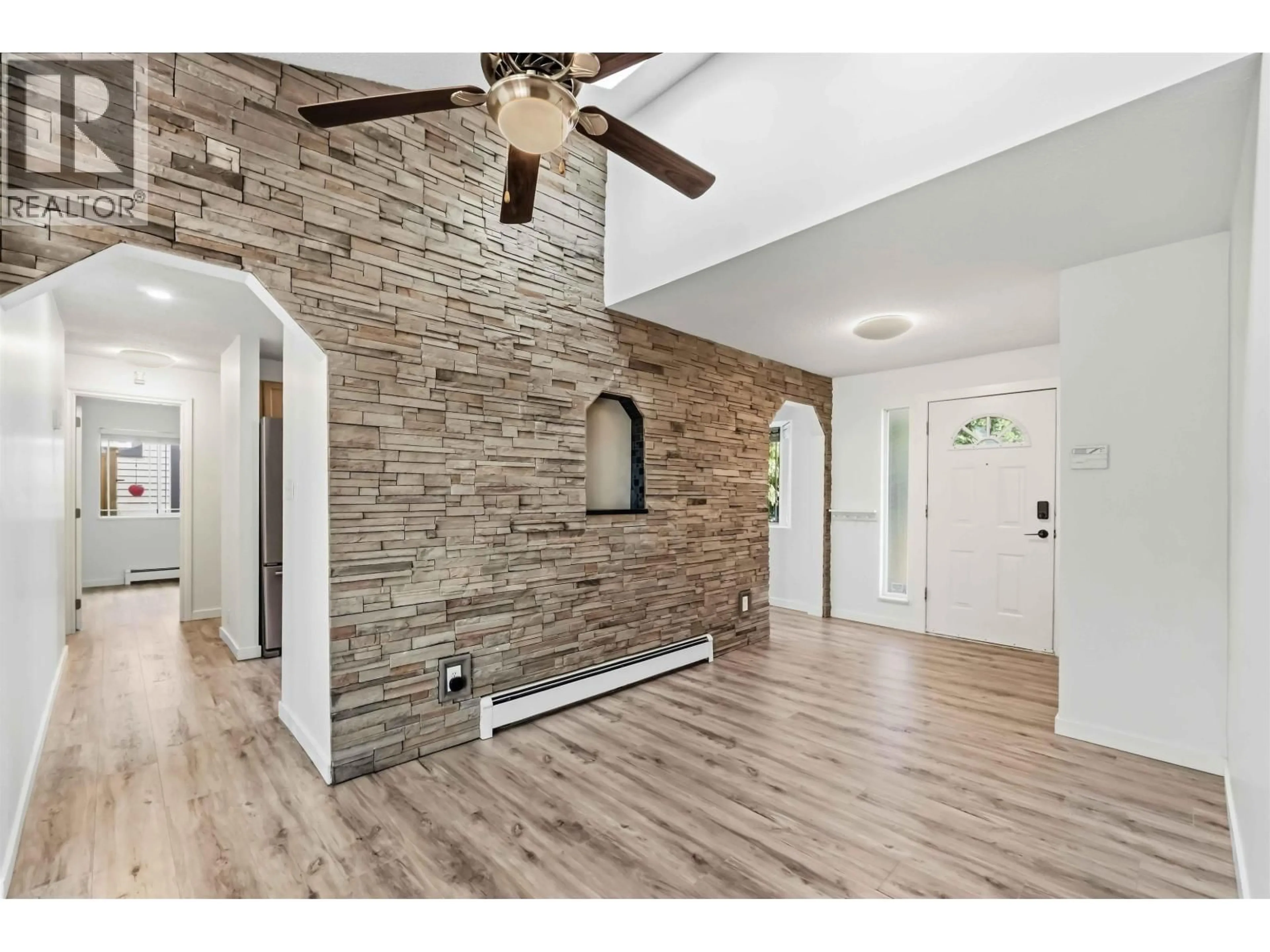 Indoor entryway for 20225 LORNE AVENUE, Maple Ridge British Columbia V2X1E9