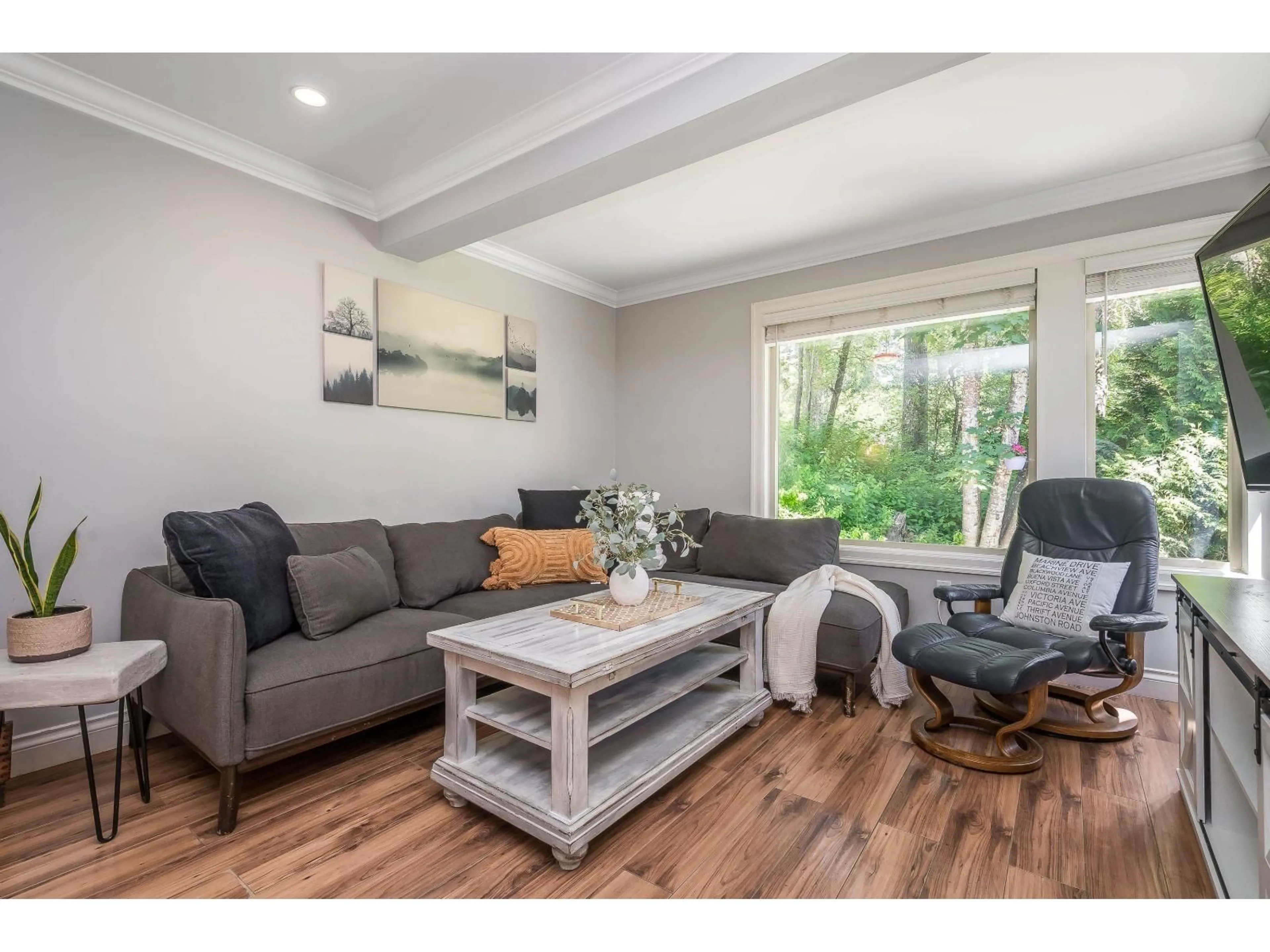 Living room with furniture, wood/laminate floor for 1873 LILAC DRIVE, Surrey British Columbia V4A6C7
