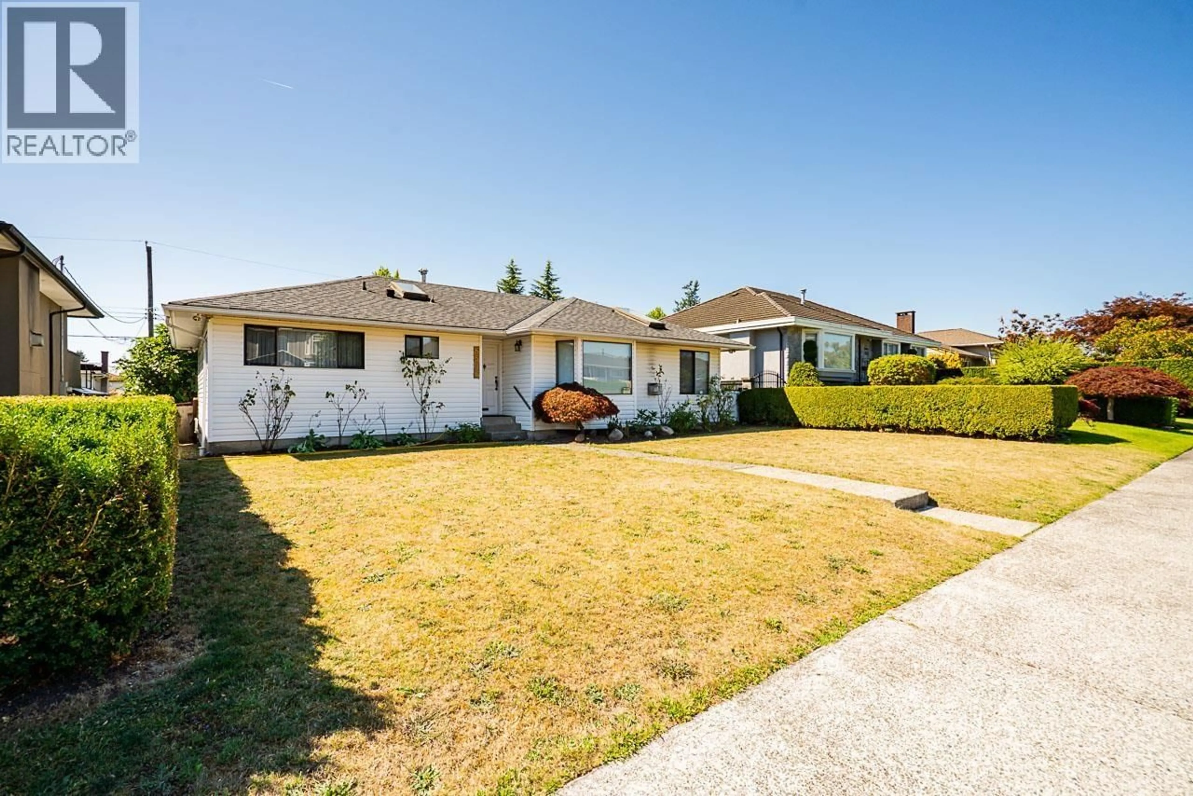 A pic from outside/outdoor area/front of a property/back of a property/a pic from drone, street for 6546 DUNNEDIN STREET, Burnaby British Columbia V5B1Y8