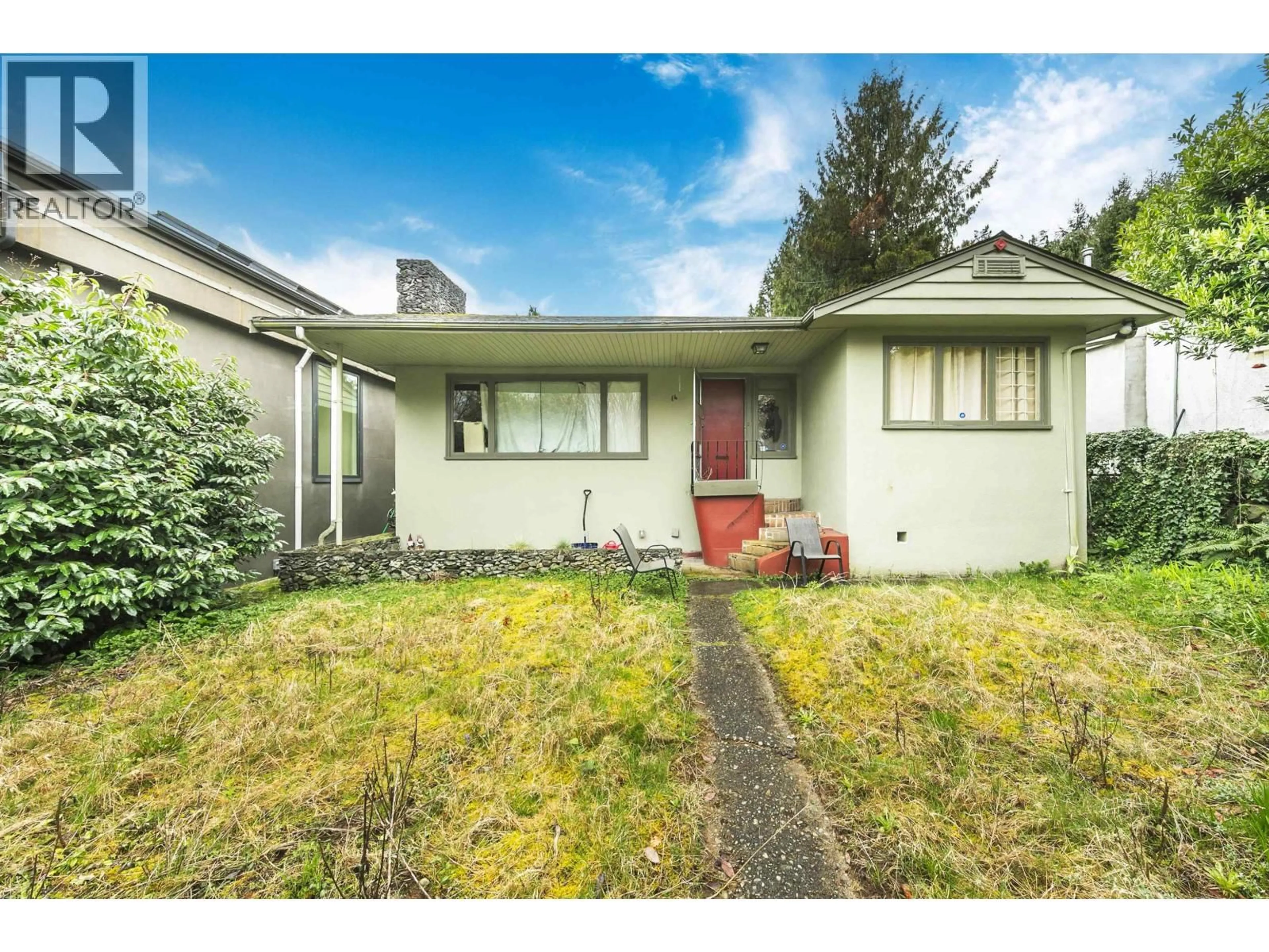 Home with vinyl exterior material, street for 14 37TH AVENUE, Vancouver British Columbia V5Y2N1