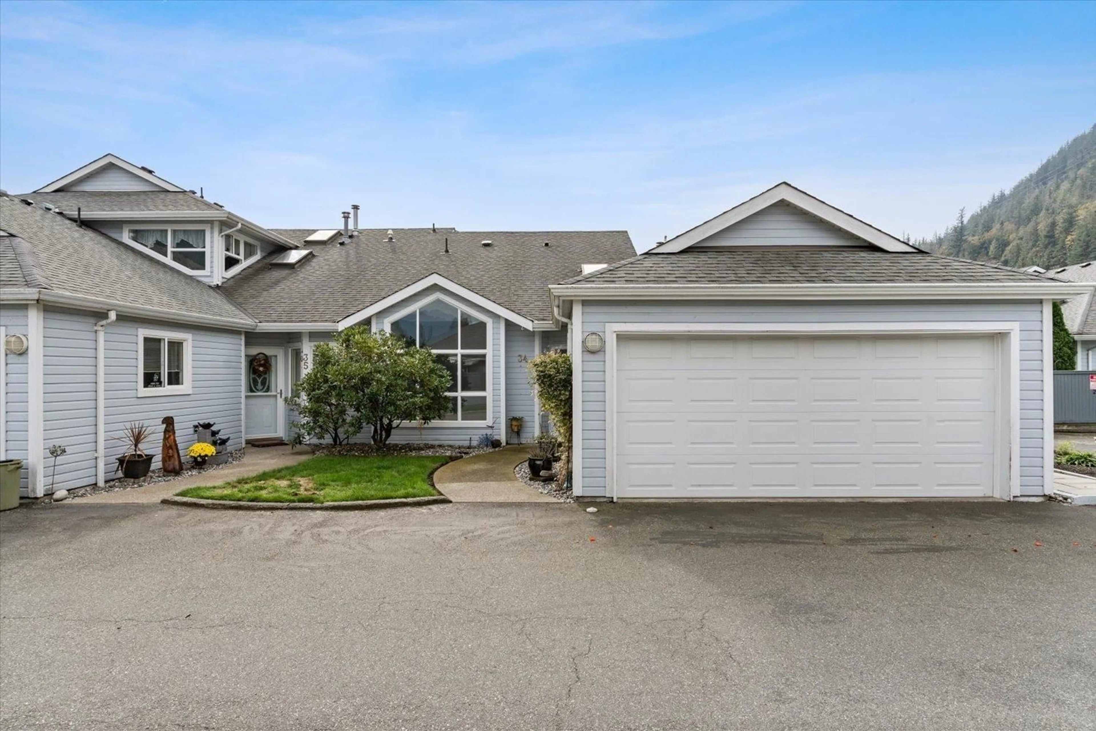 Home with vinyl exterior material, street for 34 - 730 MCCOMBS DRIVE, Harrison Hot Springs British Columbia V0M1K0