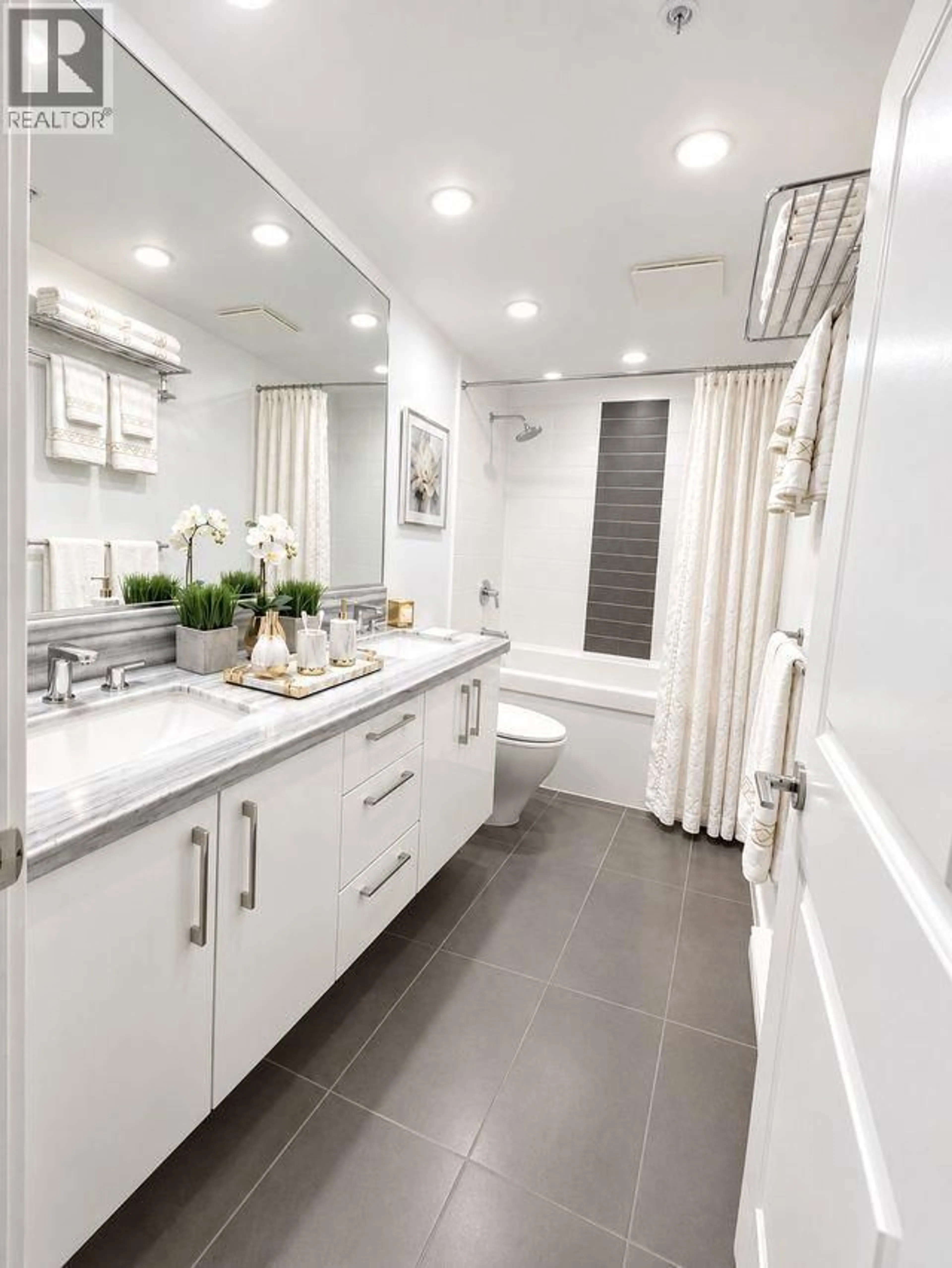 Contemporary bathroom, ceramic/tile floor for 3301 - 4880 BENNETT STREET, Burnaby British Columbia V5H0C1