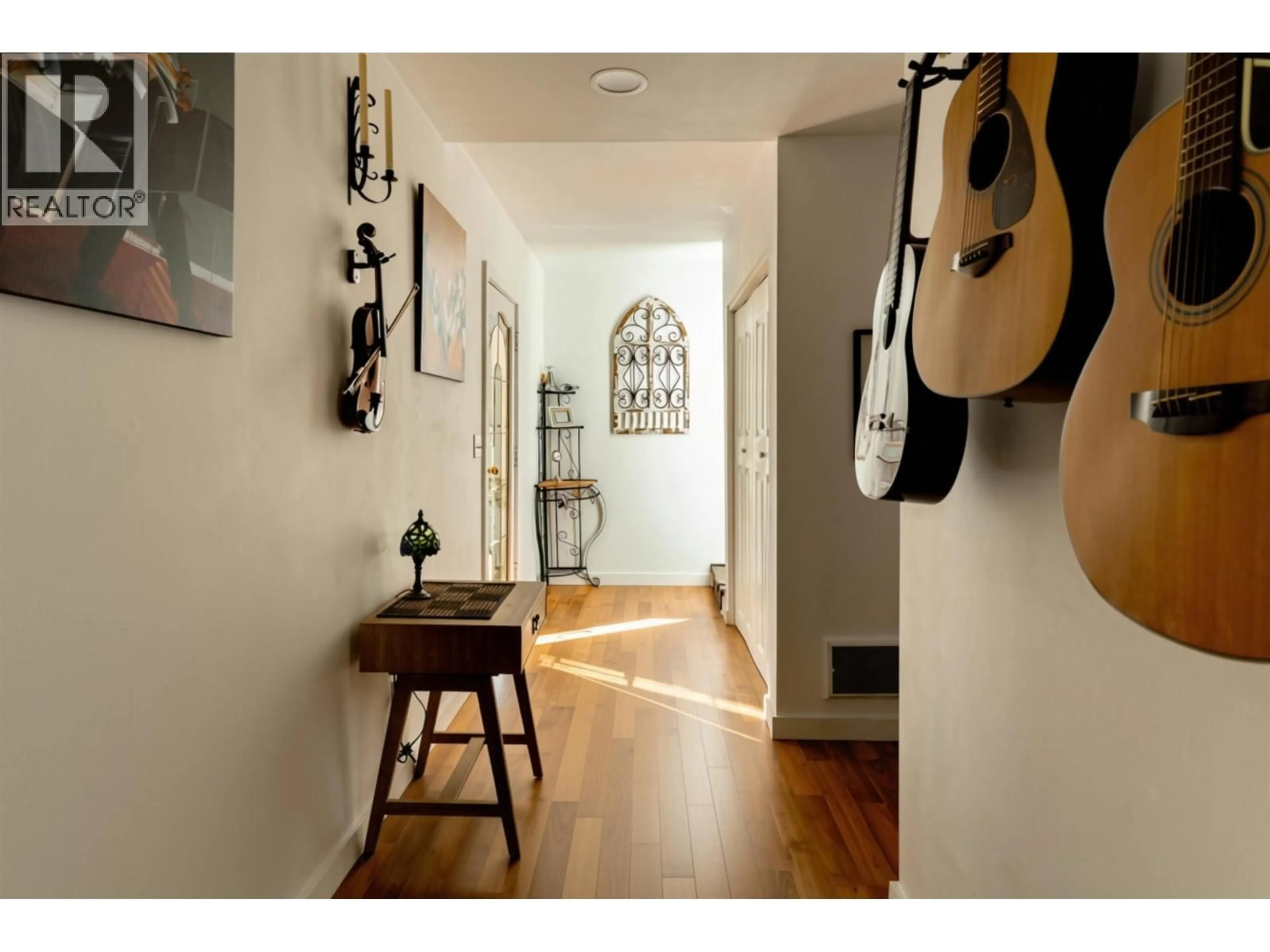 Indoor entryway for 1540 TUNSTALL BOULEVARD, Bowen Island British Columbia V0N1G2