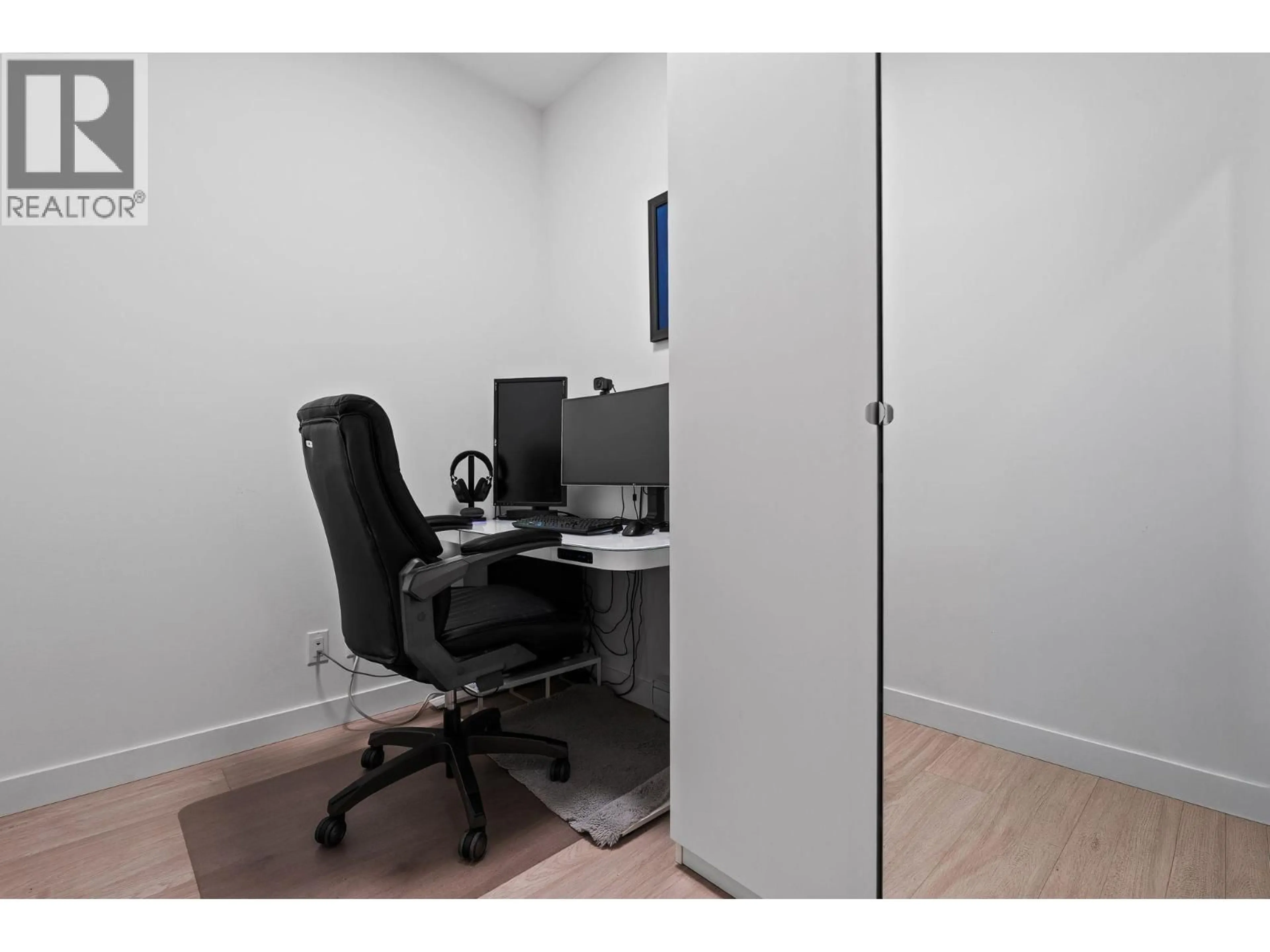 A pic of a room for 204 - 2345 RINDALL AVENUE, Port Coquitlam British Columbia V3C0T1