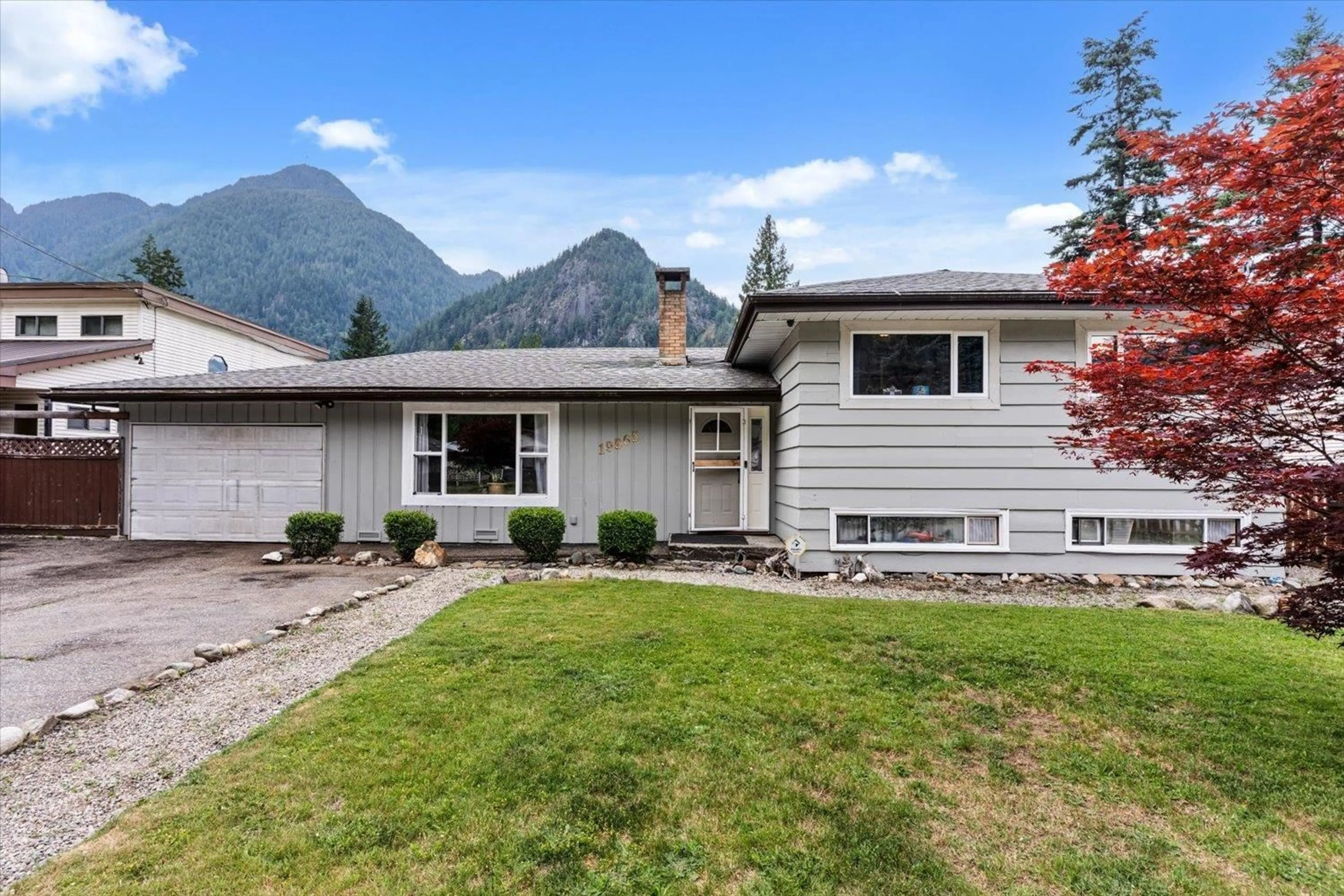Home with vinyl exterior material, mountain view for 19865 PETER STREET, Hope British Columbia V0X1L2