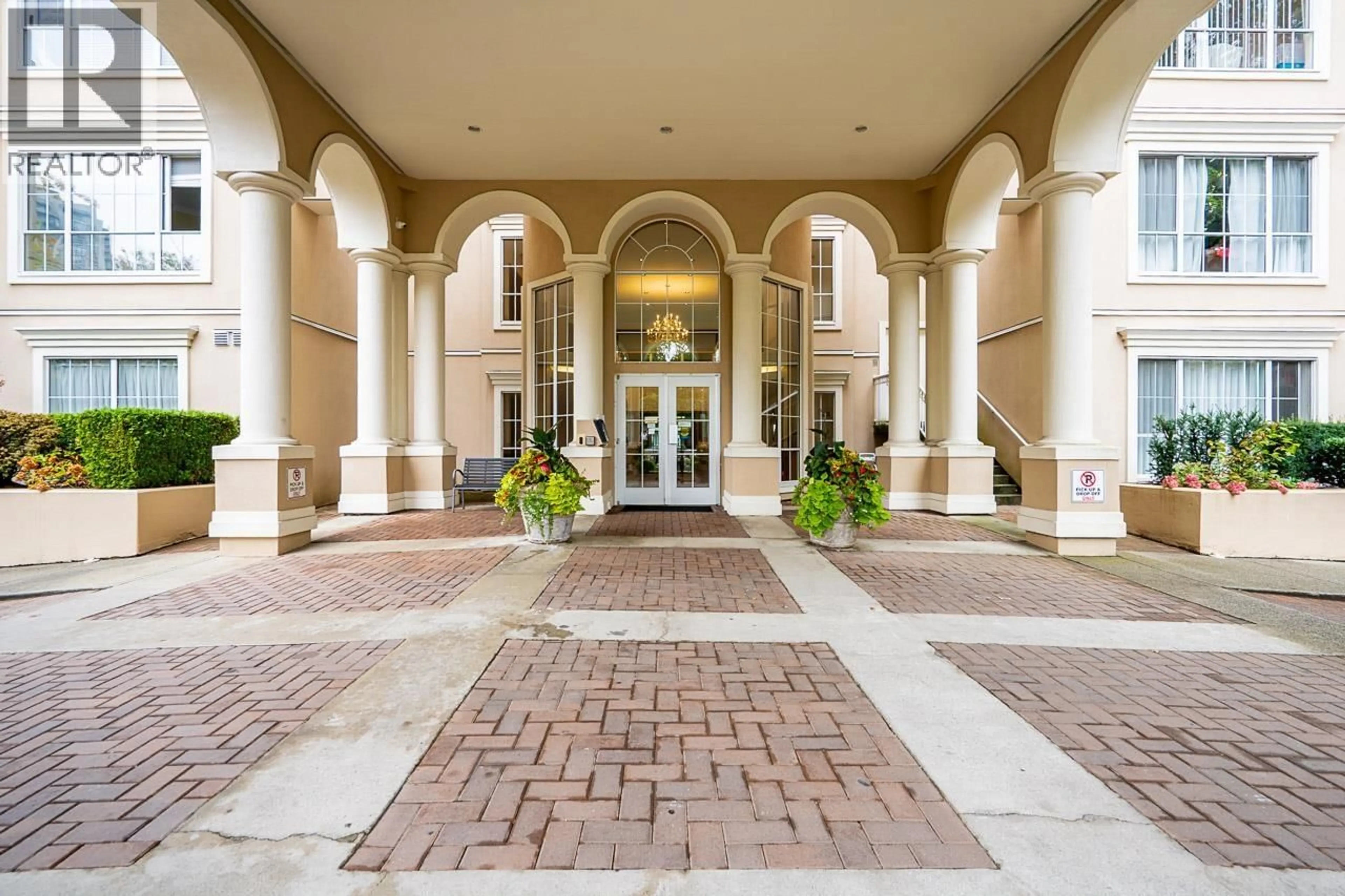 Indoor foyer for 104 - 2995 PRINCESS CRESCENT, Coquitlam British Columbia V3B7N1