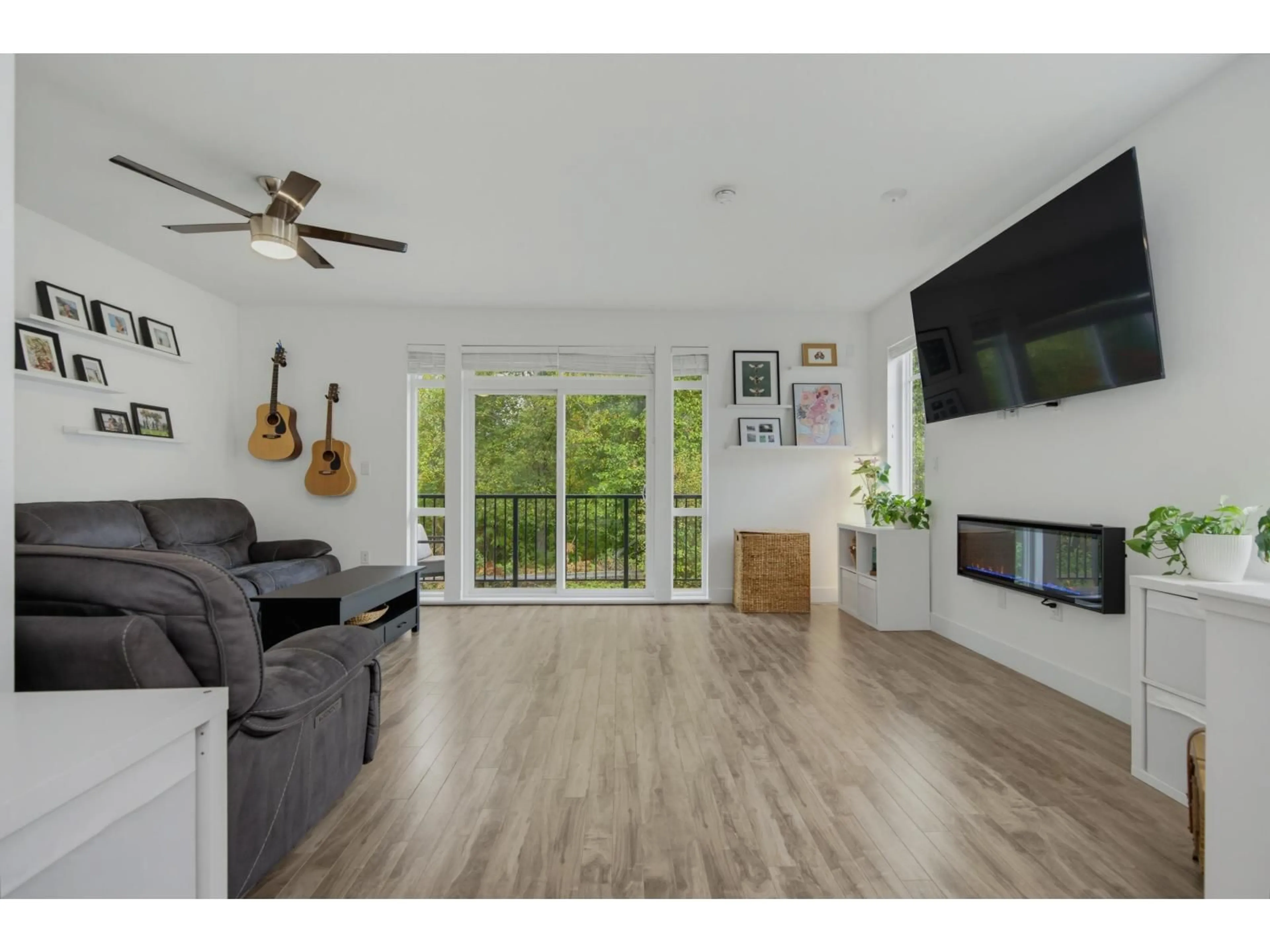 Living room with furniture, wood/laminate floor for 36 - 3039 156 STREET, Surrey British Columbia V3Z6T5