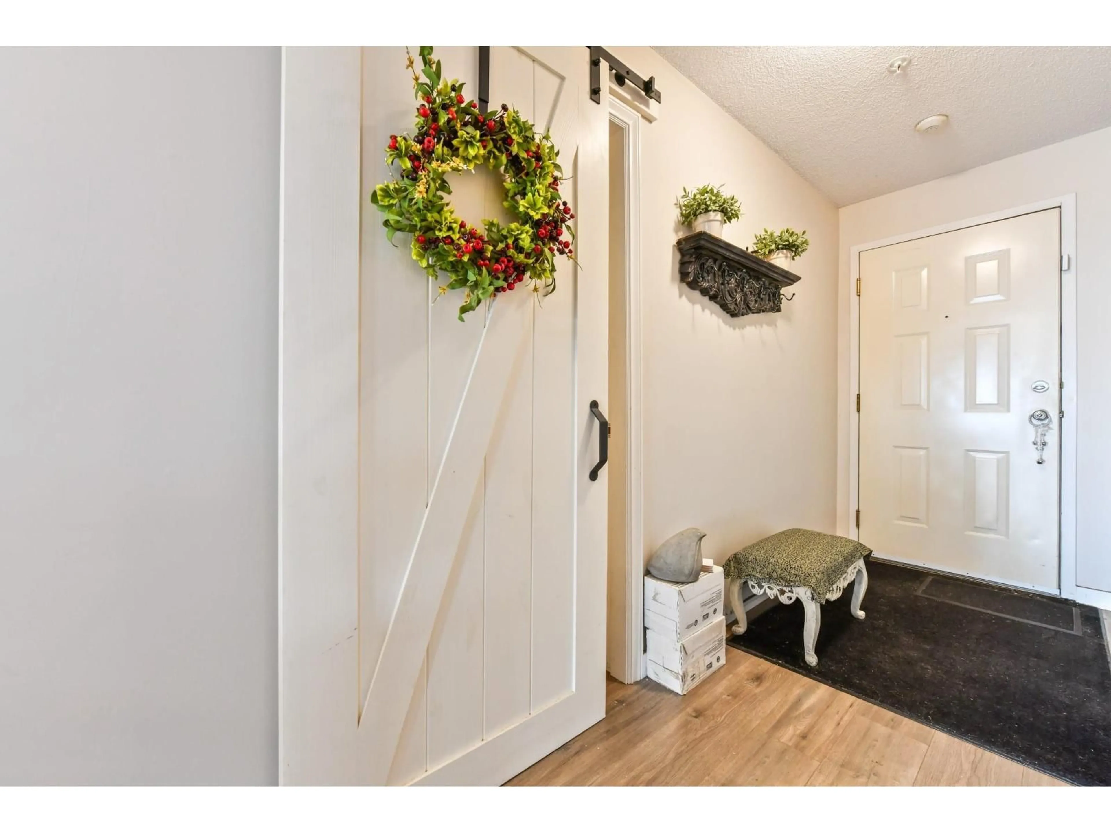 Indoor entryway for 309 - 33165 2ND AVENUE, Mission British Columbia V2V6T8