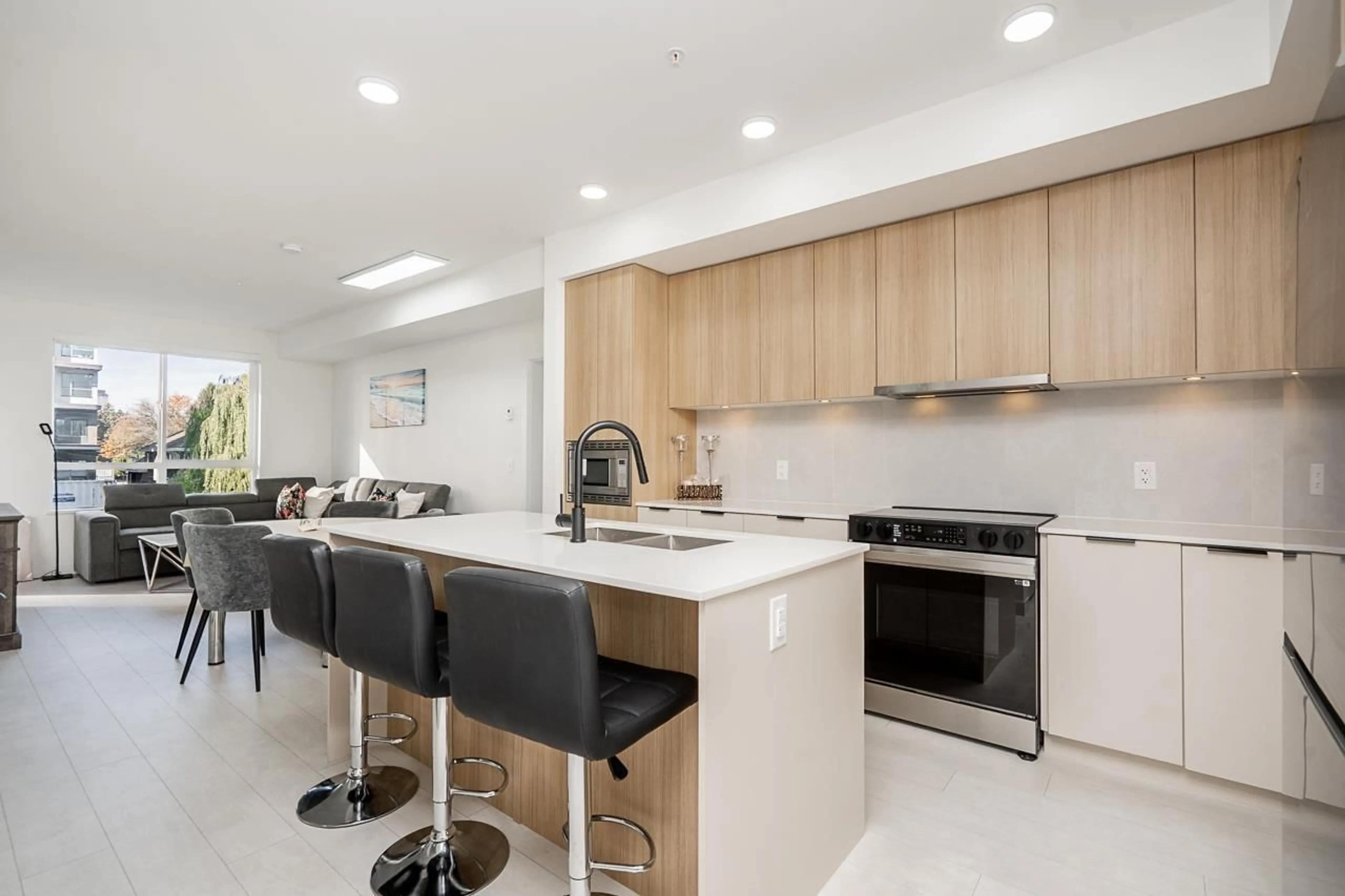 Open concept kitchen, ceramic/tile floor for 221 - 9456 134 STREET, Surrey British Columbia V3V0G8