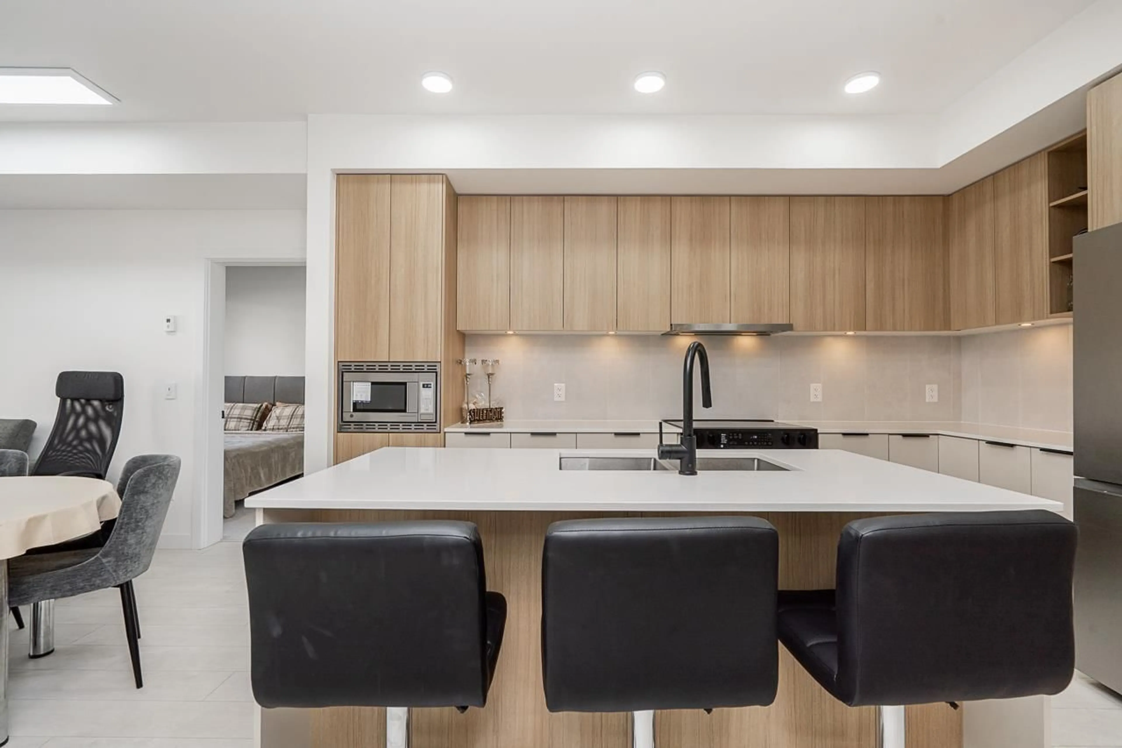 Contemporary kitchen, unknown for 221 - 9456 134 STREET, Surrey British Columbia V3V0G8