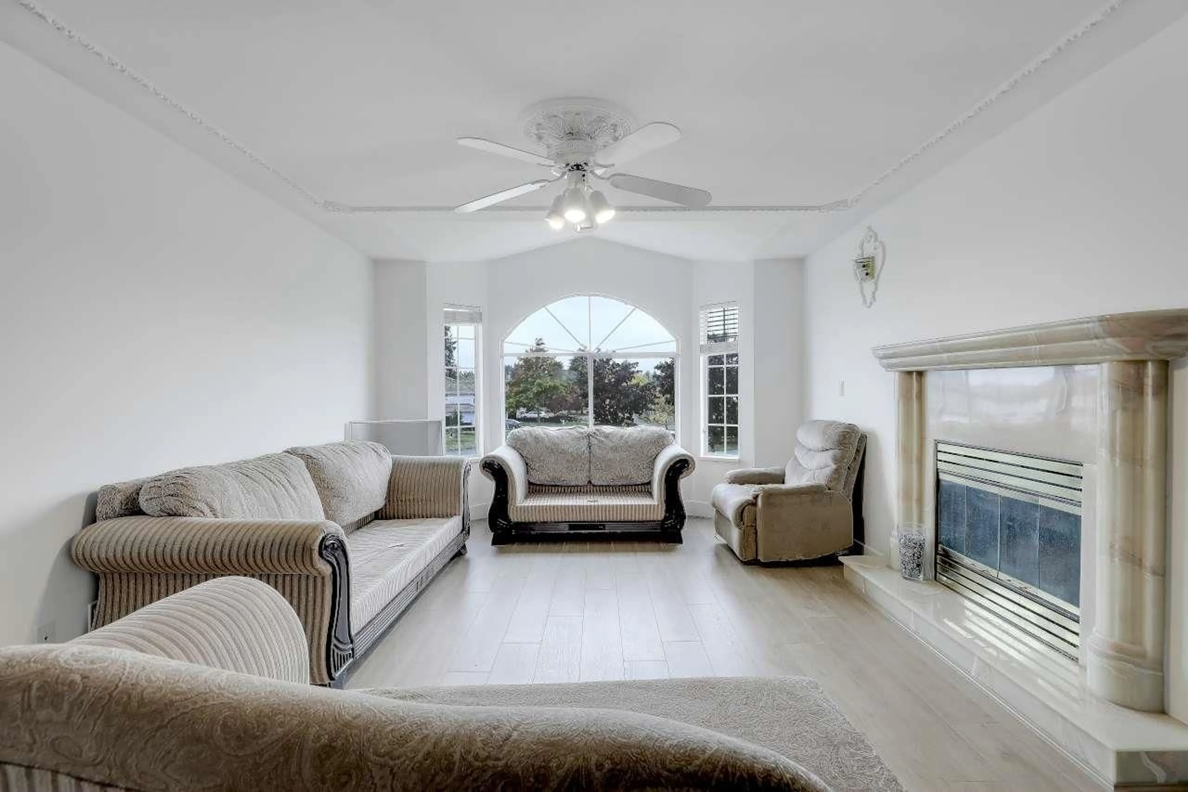 Living room with furniture, ceramic/tile floor for 6832 127A STREET, Surrey British Columbia V3W1H7