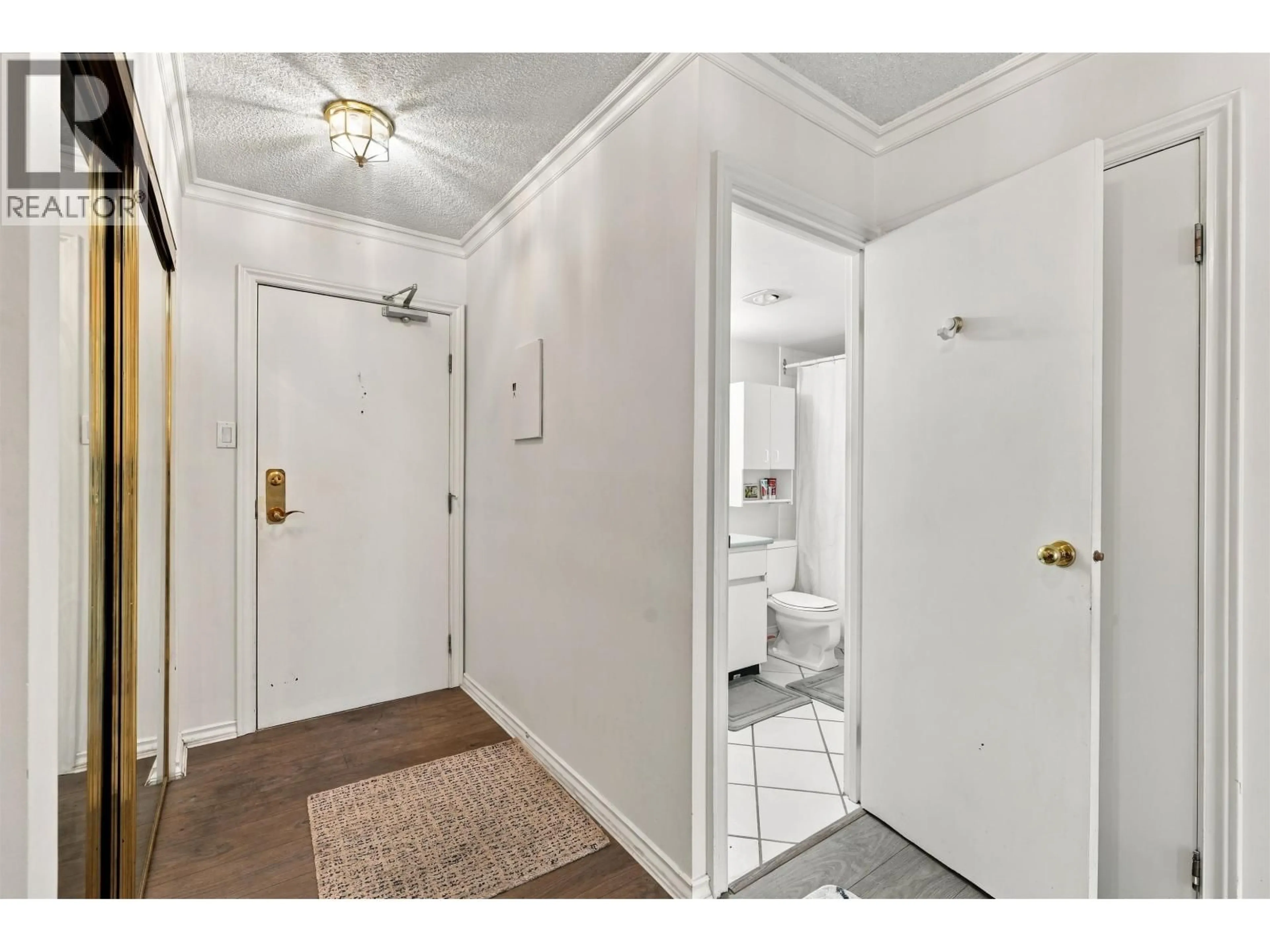Indoor entryway for 403 - 2024 FULLERTON AVENUE, North Vancouver British Columbia V7P3G4