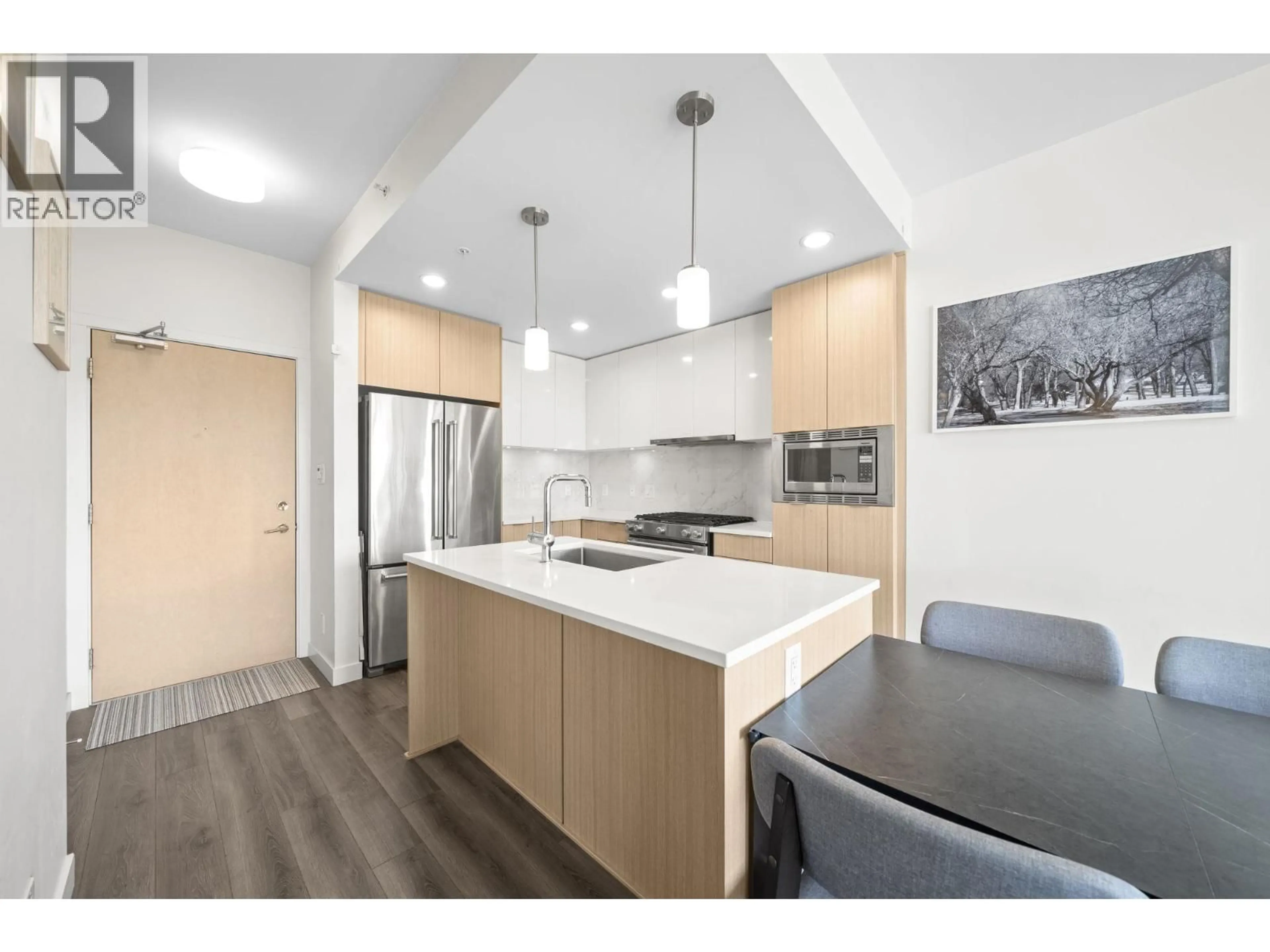 Open concept kitchen, wood/laminate floor for 311 - 2188 MADISON AVENUE, Burnaby British Columbia V5C0J8