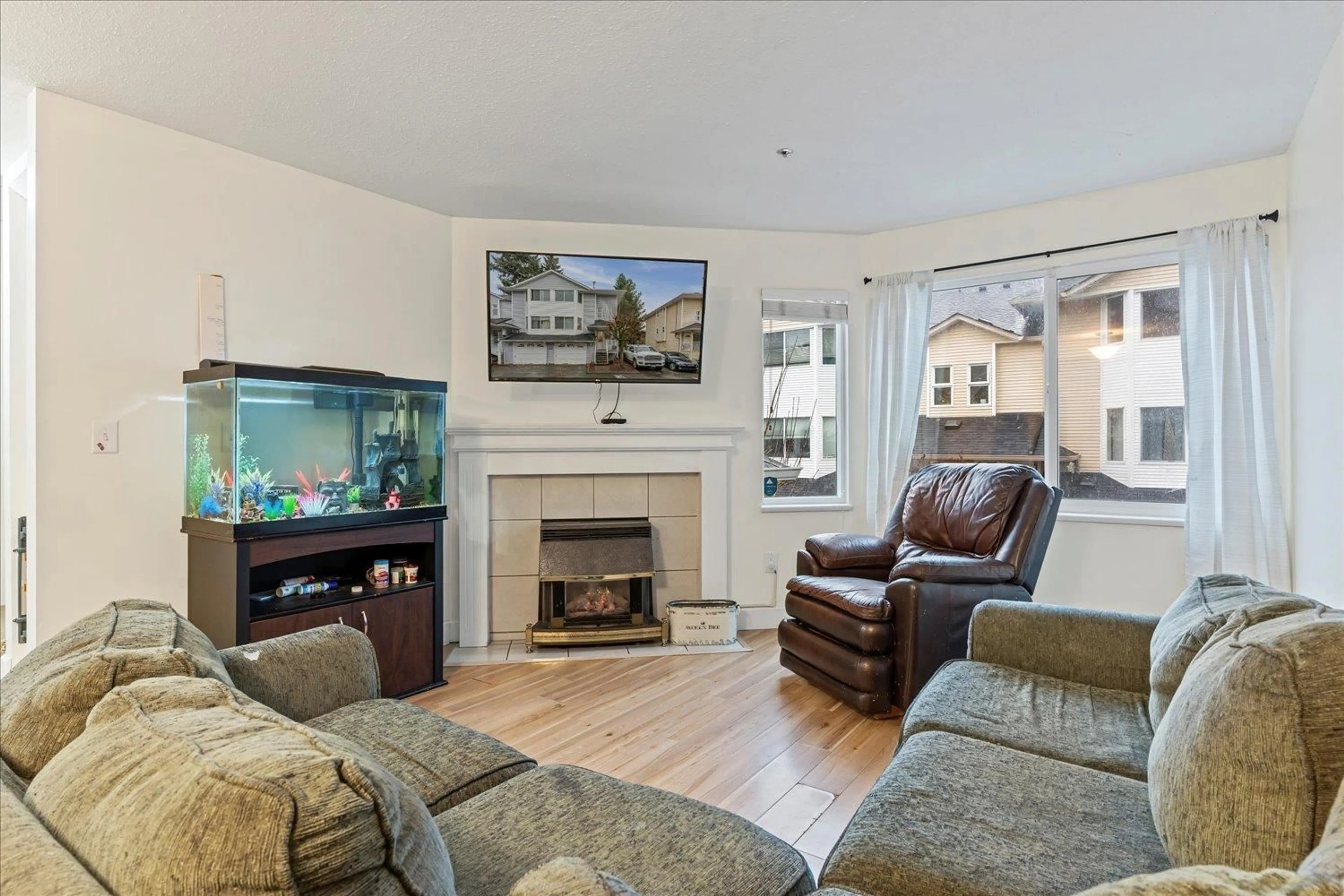 Living room with furniture, unknown for 15 - 3087 IMMEL STREET, Abbotsford British Columbia V2S6Z6