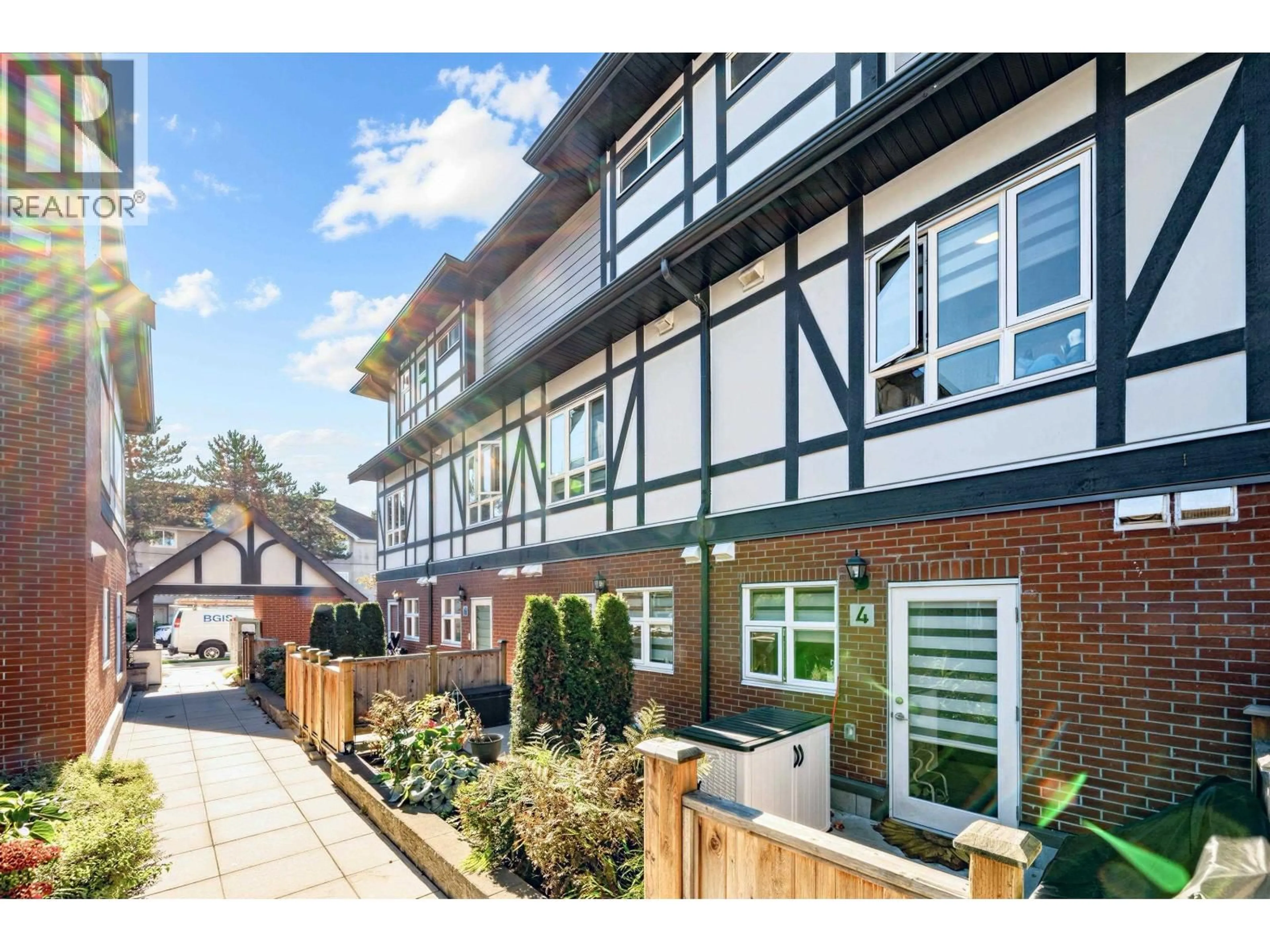 A pic from outside/outdoor area/front of a property/back of a property/a pic from drone, street for 4 - 6988 GRIFFITHS AVENUE, Burnaby British Columbia V5E0C7