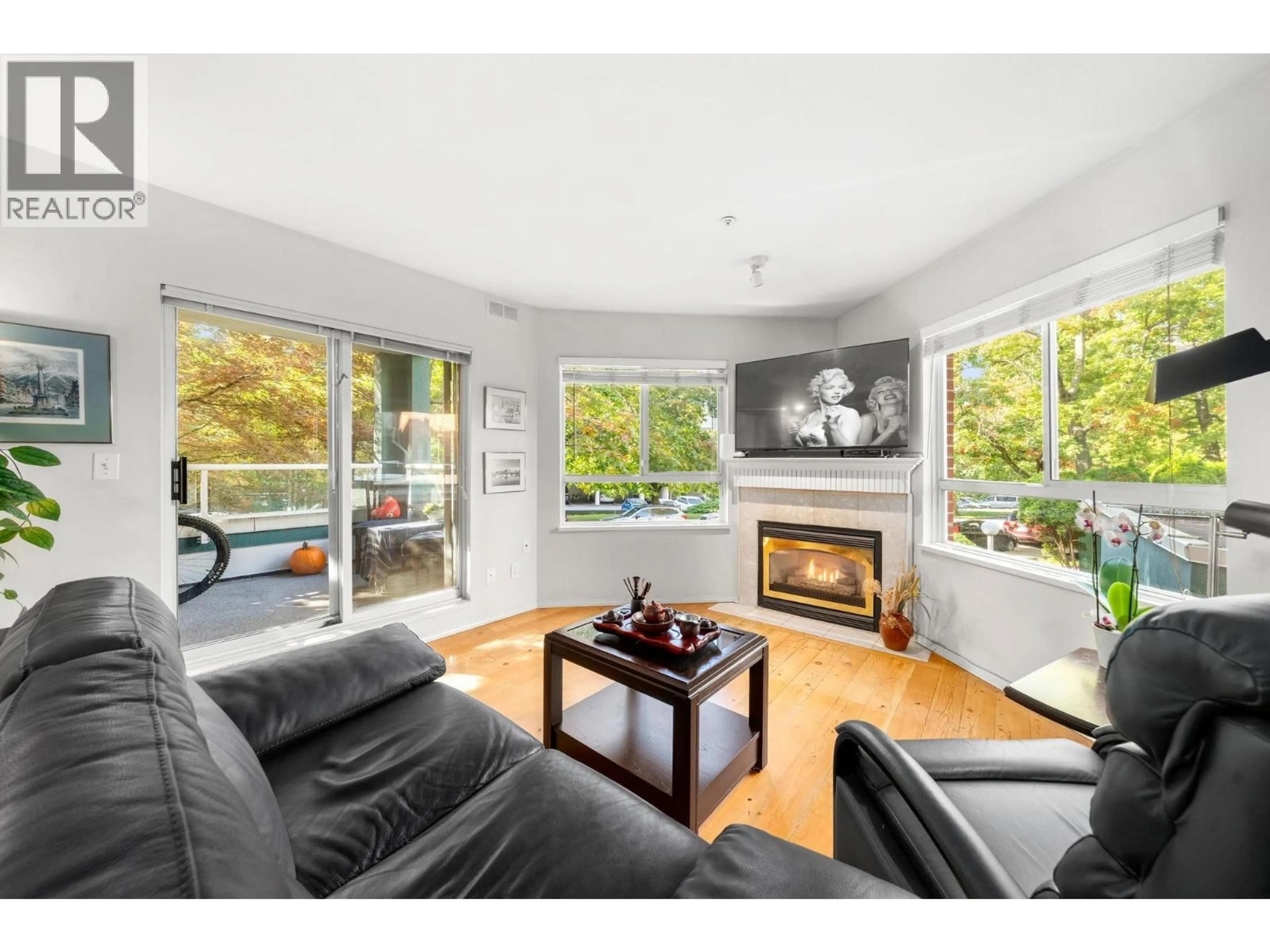 Living room with furniture, wood/laminate floor for 115 - 128 8TH STREET, North Vancouver British Columbia V7M3M1