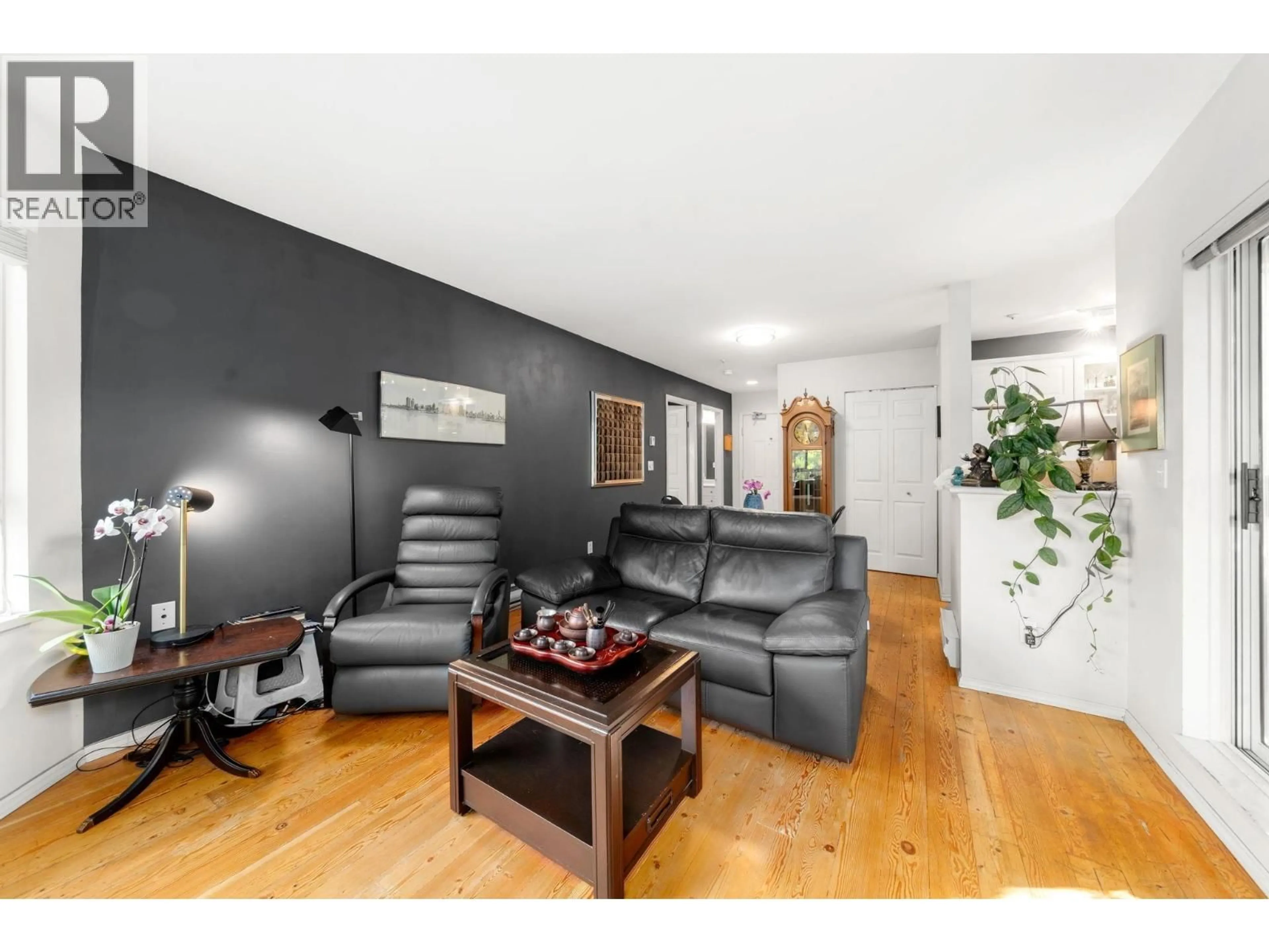 Living room with furniture, wood/laminate floor for 115 - 128 8TH STREET, North Vancouver British Columbia V7M3M1