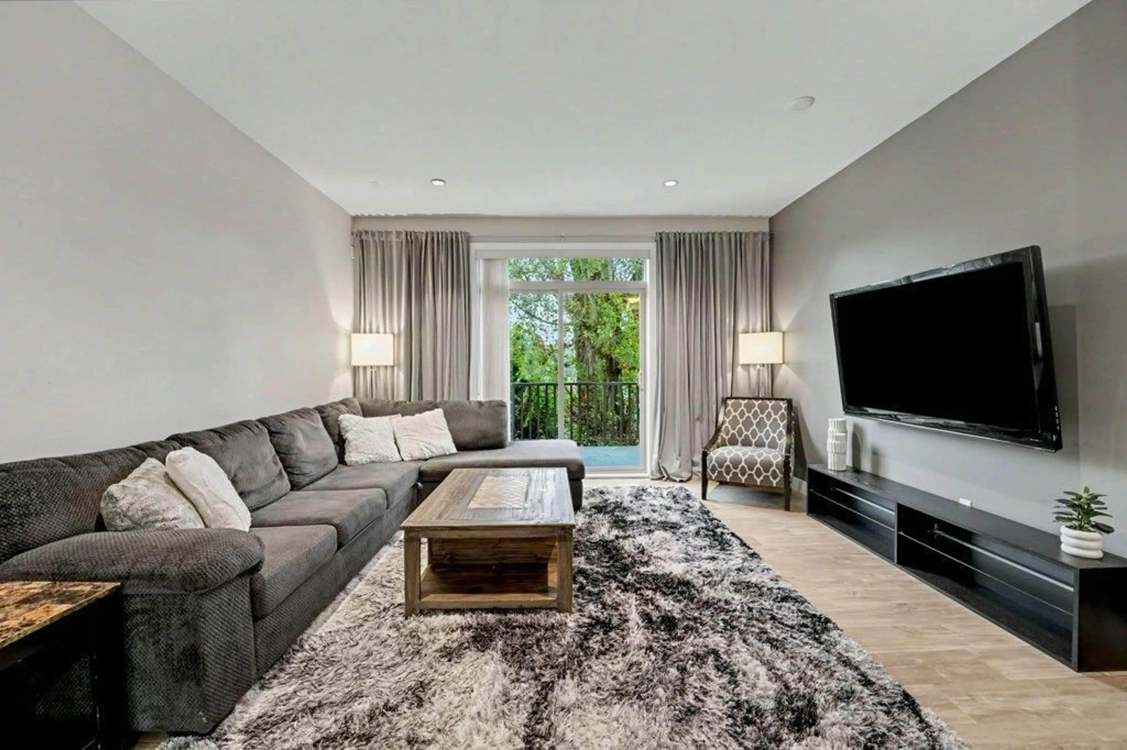Living room with furniture, unknown for 8 - 1708 KING GEORGE BOULEVARD, Surrey British Columbia V4A4Z8