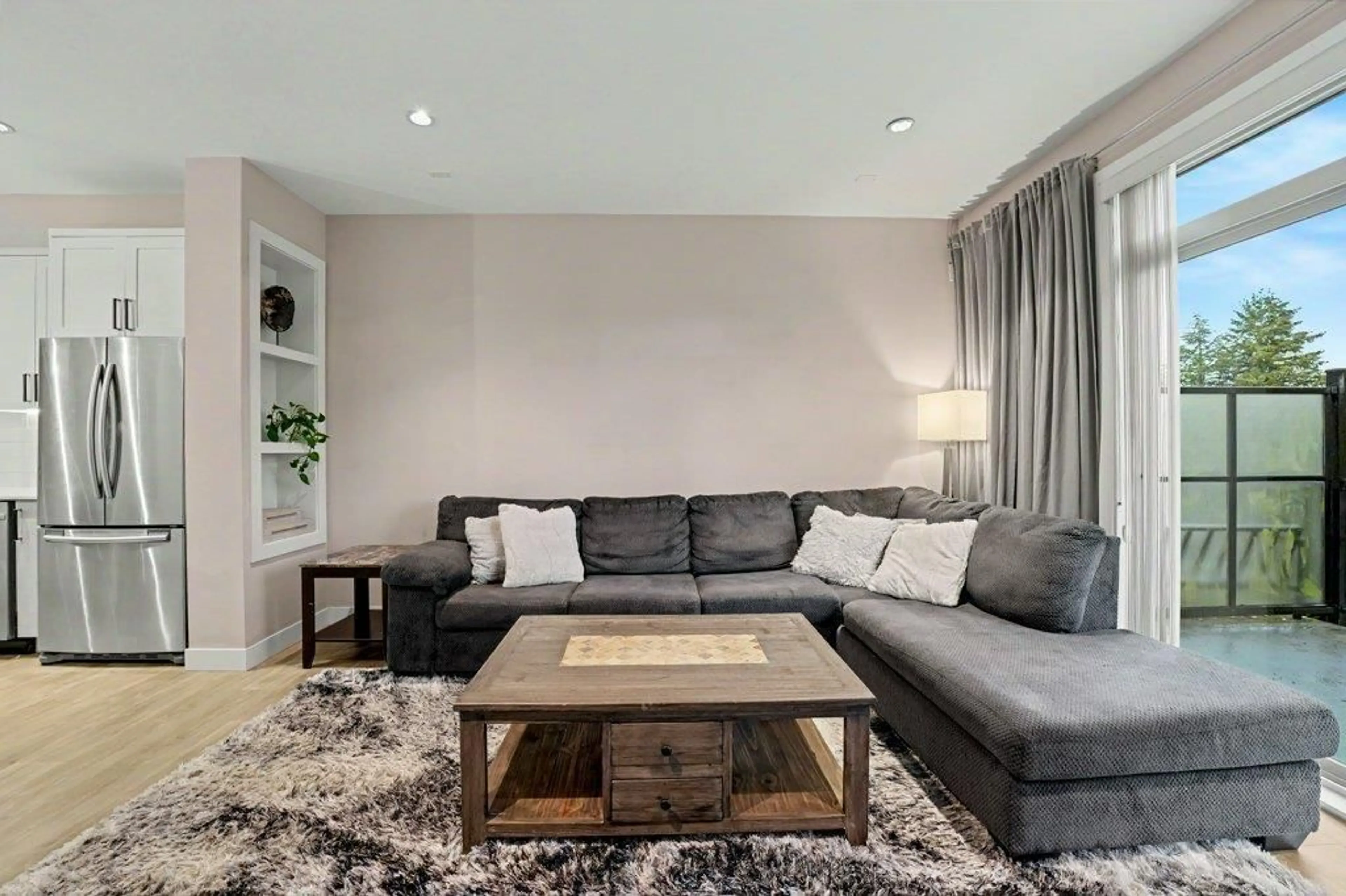 Living room with furniture, unknown for 8 - 1708 KING GEORGE BOULEVARD, Surrey British Columbia V4A4Z8