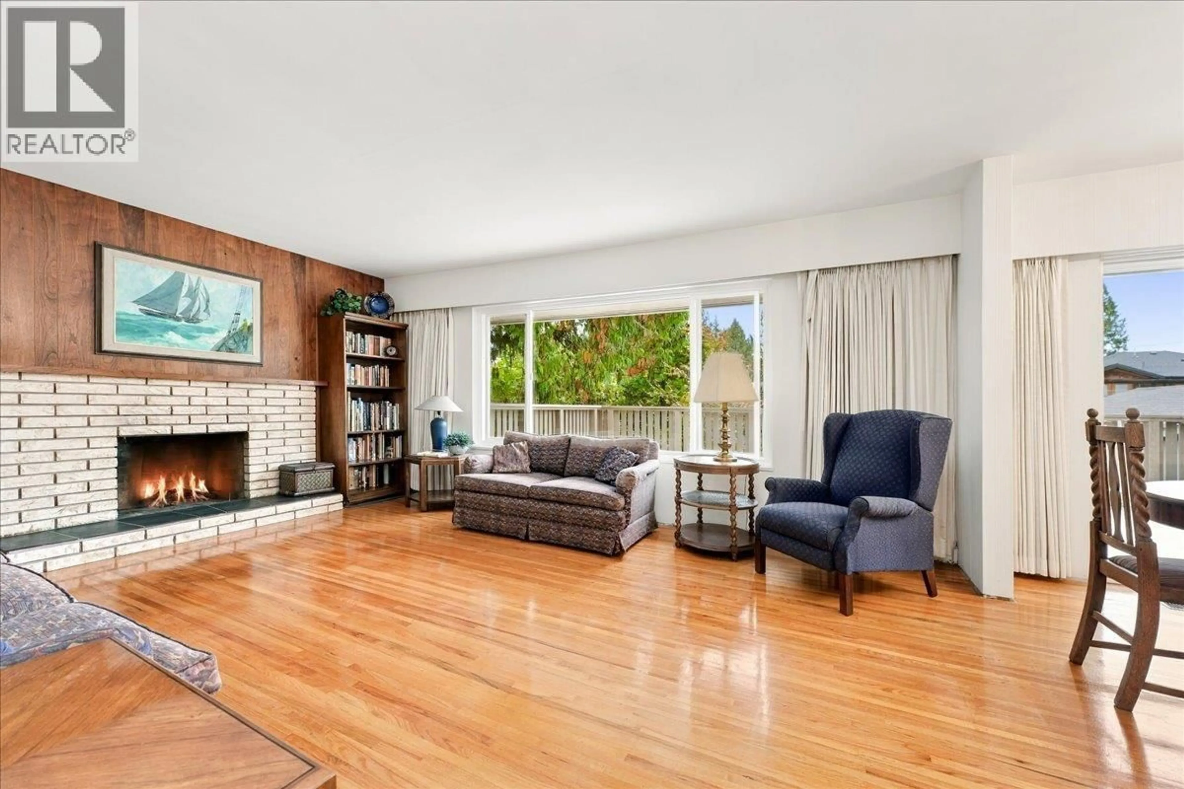 Living room with furniture, unknown for 4295 NOTTINGHAM ROAD, North Vancouver British Columbia V7K2N3
