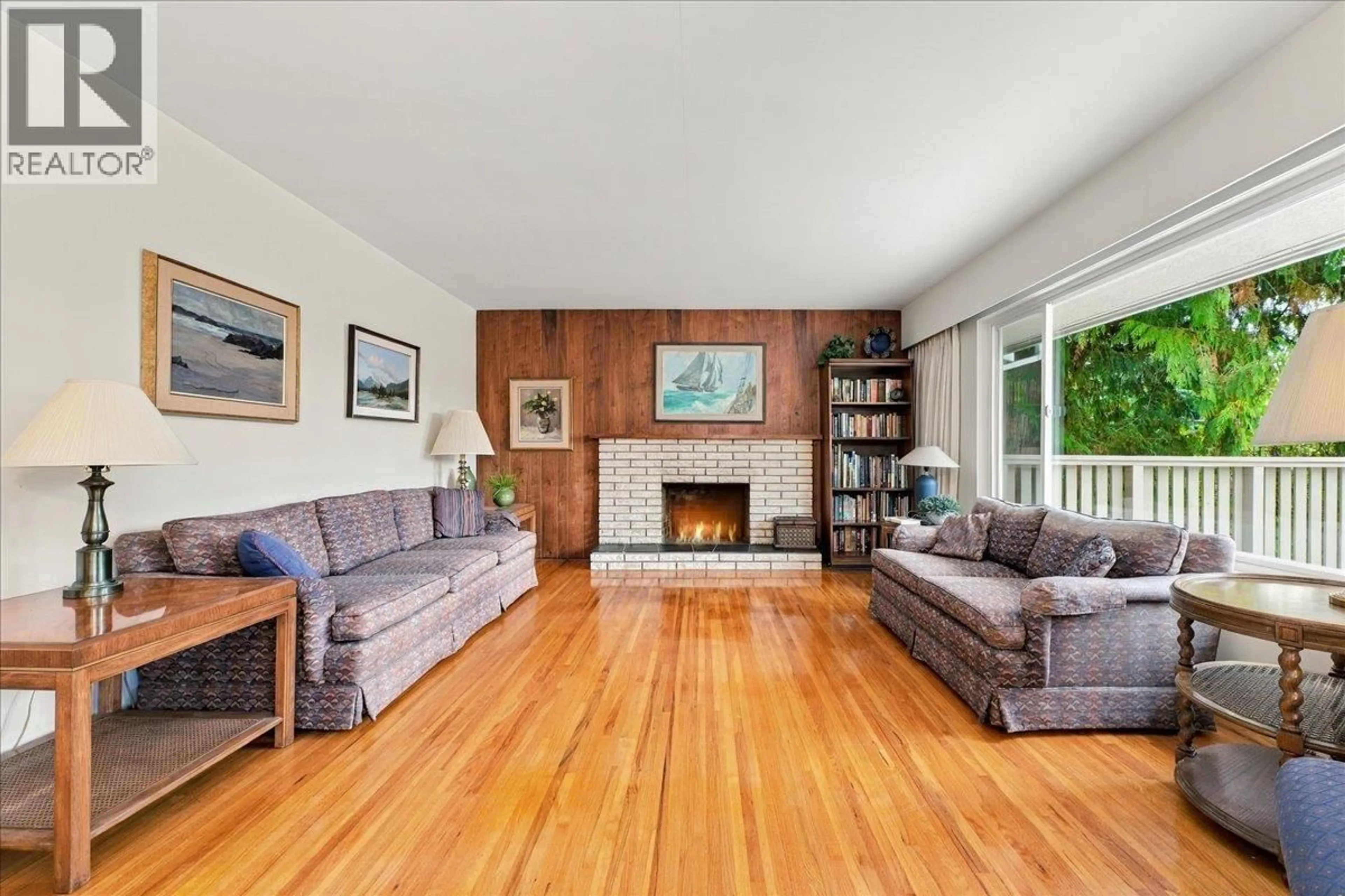 Living room with furniture, wood/laminate floor for 4295 NOTTINGHAM ROAD, North Vancouver British Columbia V7K2N3