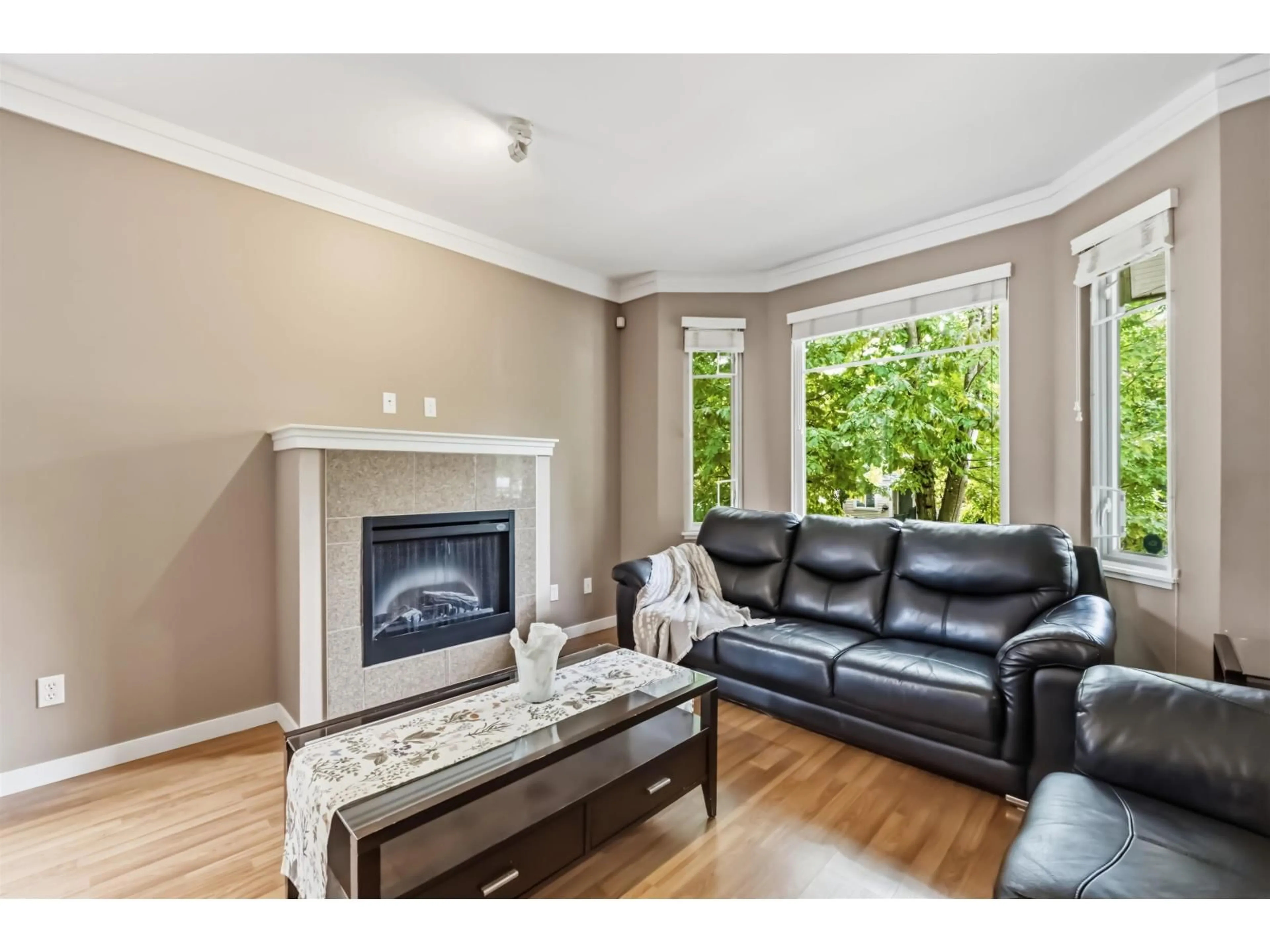 Living room with furniture, wood/laminate floor for 23 - 6575 192 STREET, Surrey British Columbia V4N5T8