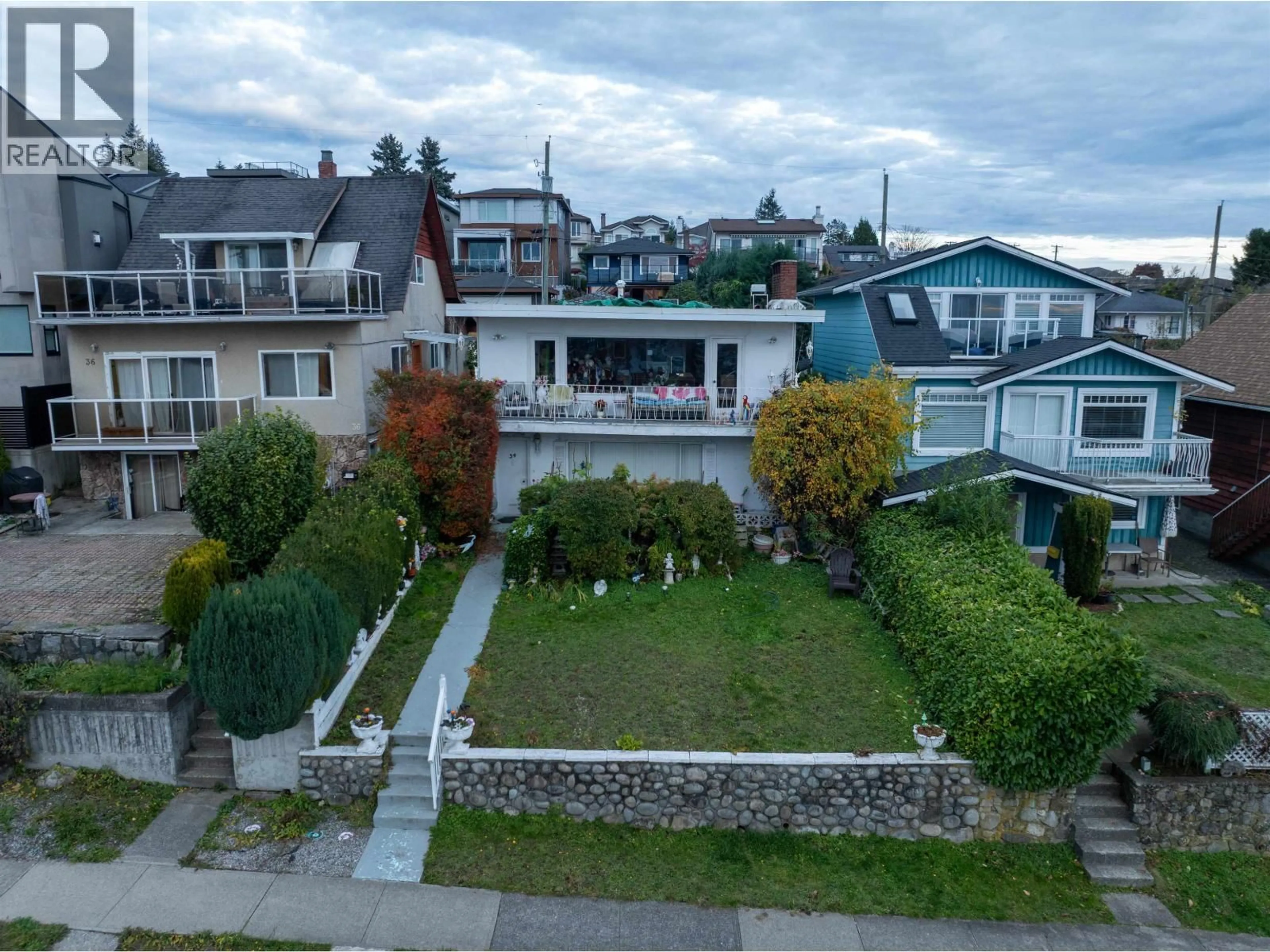 A pic from outside/outdoor area/front of a property/back of a property/a pic from drone, unknown for 34 HYTHE AVENUE, Burnaby British Columbia V5B1G4