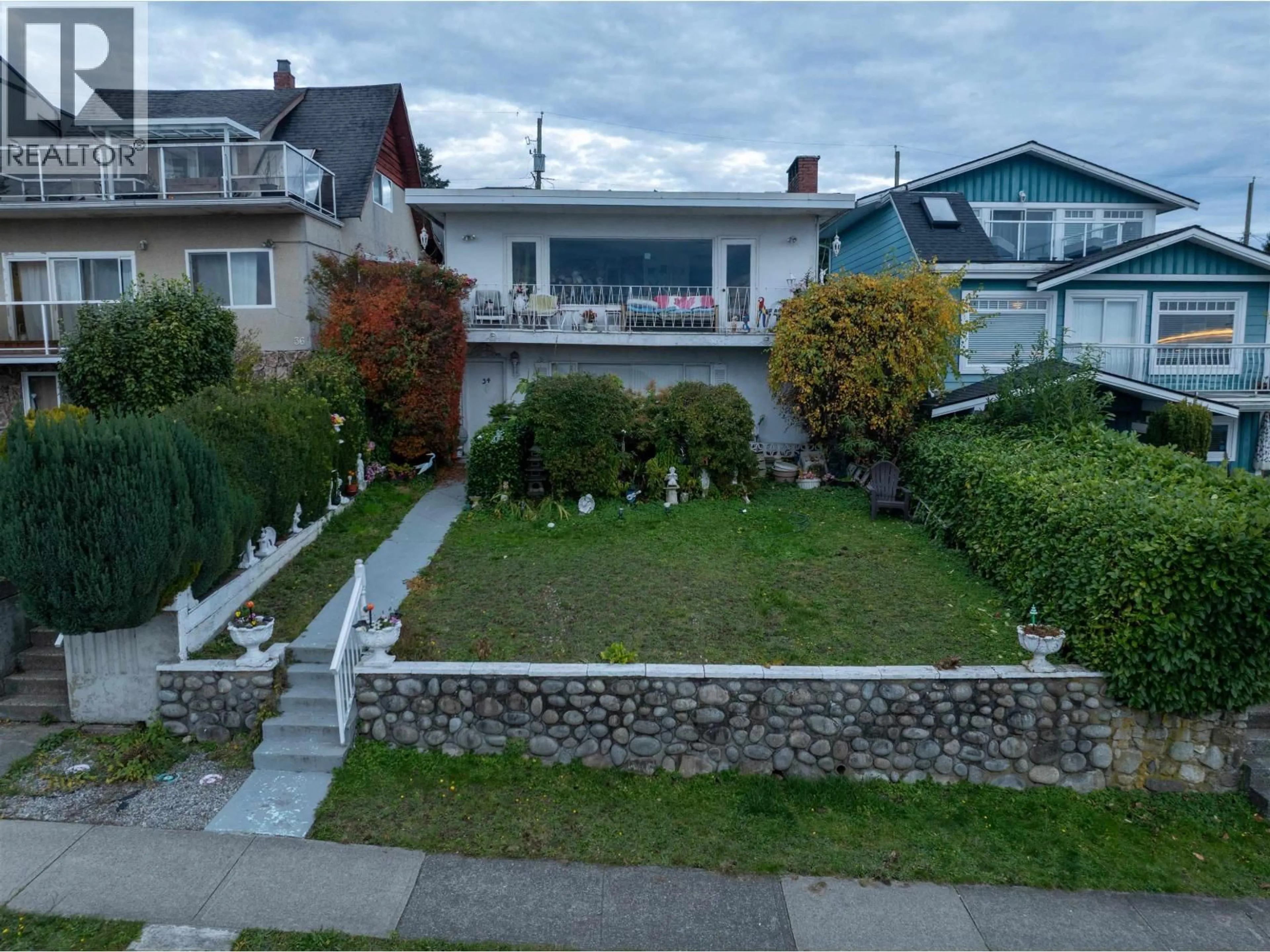 A pic from outside/outdoor area/front of a property/back of a property/a pic from drone, street for 34 HYTHE AVENUE, Burnaby British Columbia V5B1G4
