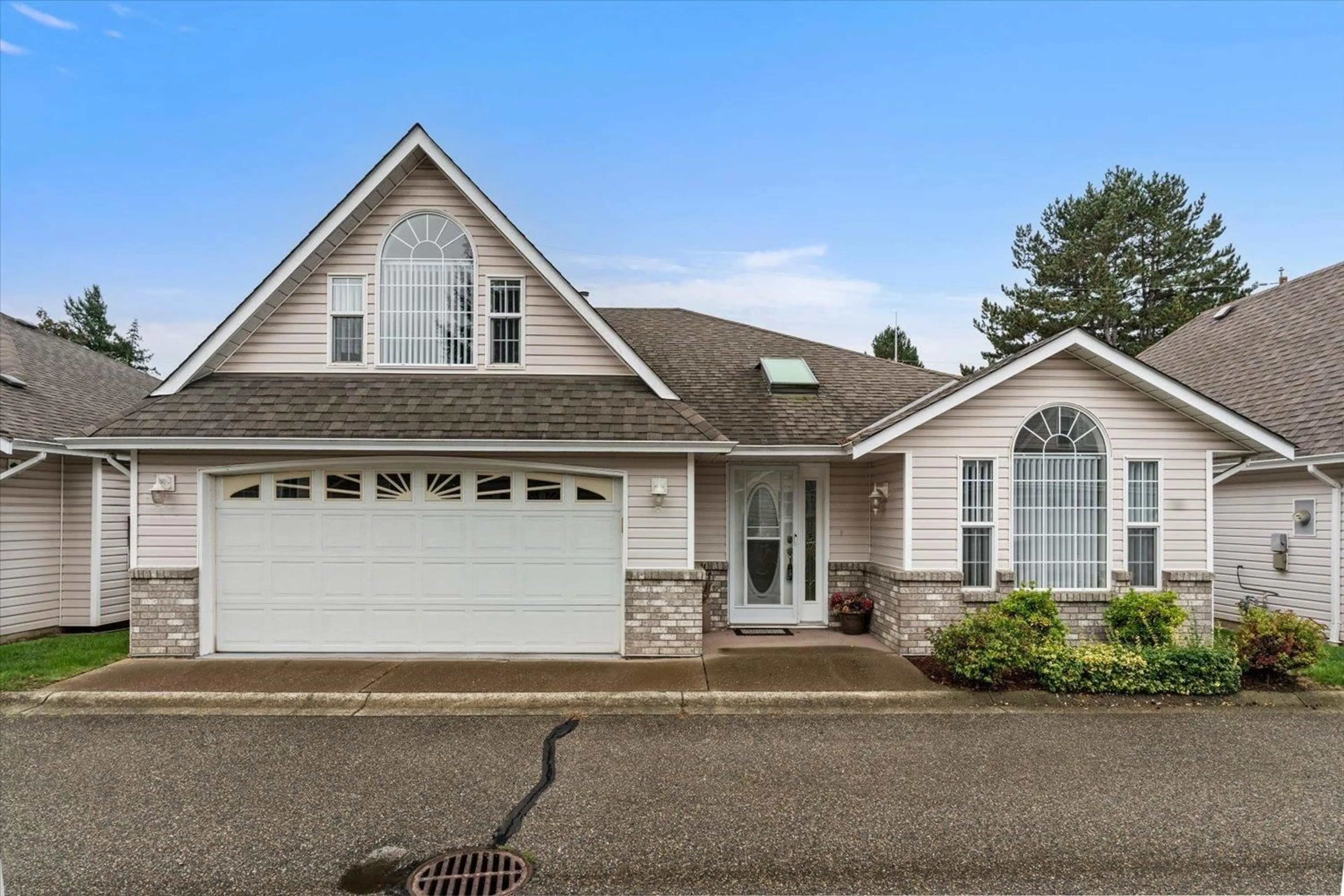 Home with vinyl exterior material, street for 11 - 6336 TYSON ROAD, Chilliwack British Columbia V2R3X7
