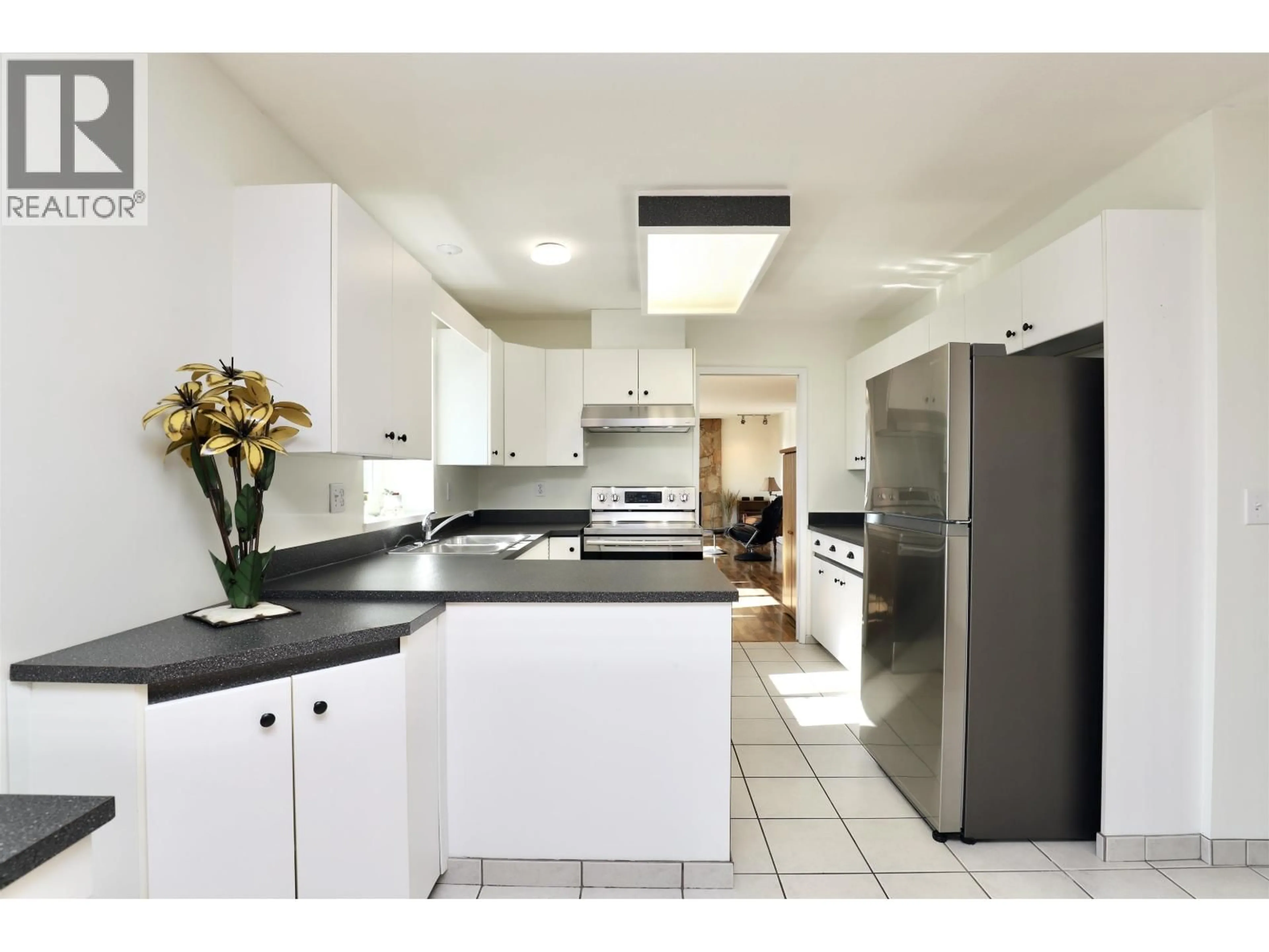 Standard kitchen, ceramic/tile floor for 93 WARRICK STREET, Coquitlam British Columbia V3K5L3