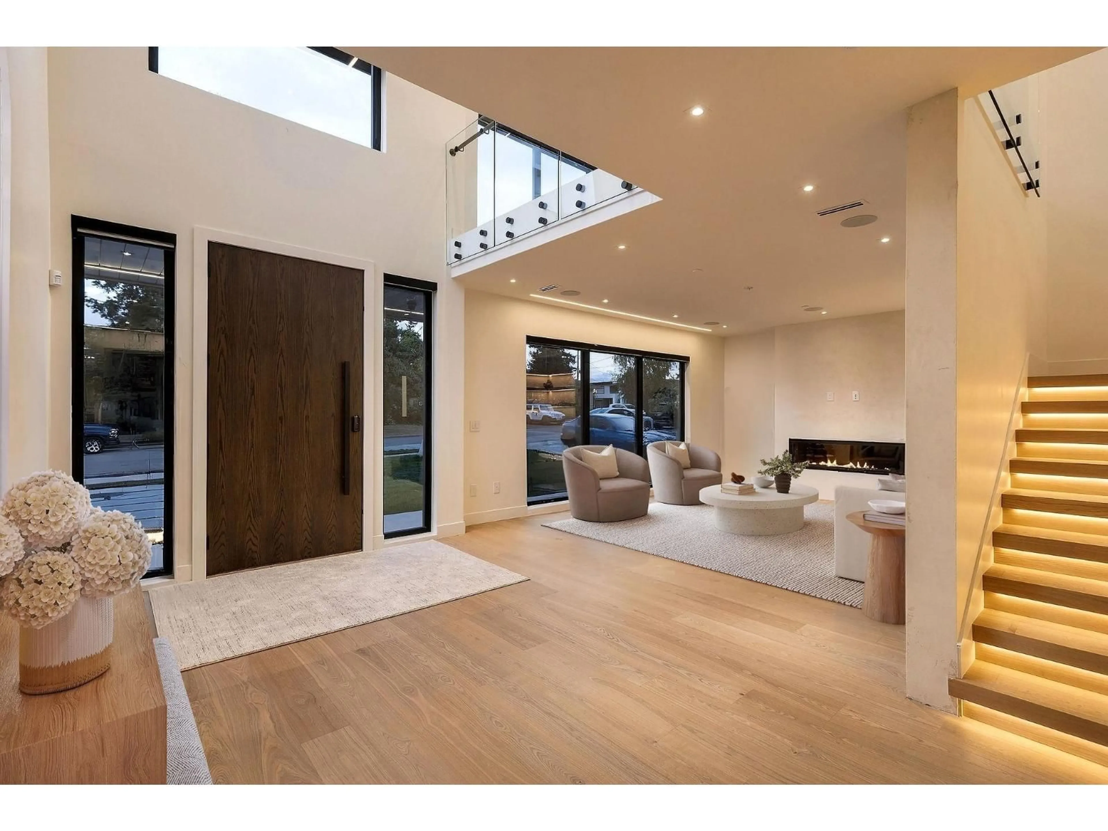 Indoor foyer for 15679 ROPER AVENUE, White Rock British Columbia V4B2G9